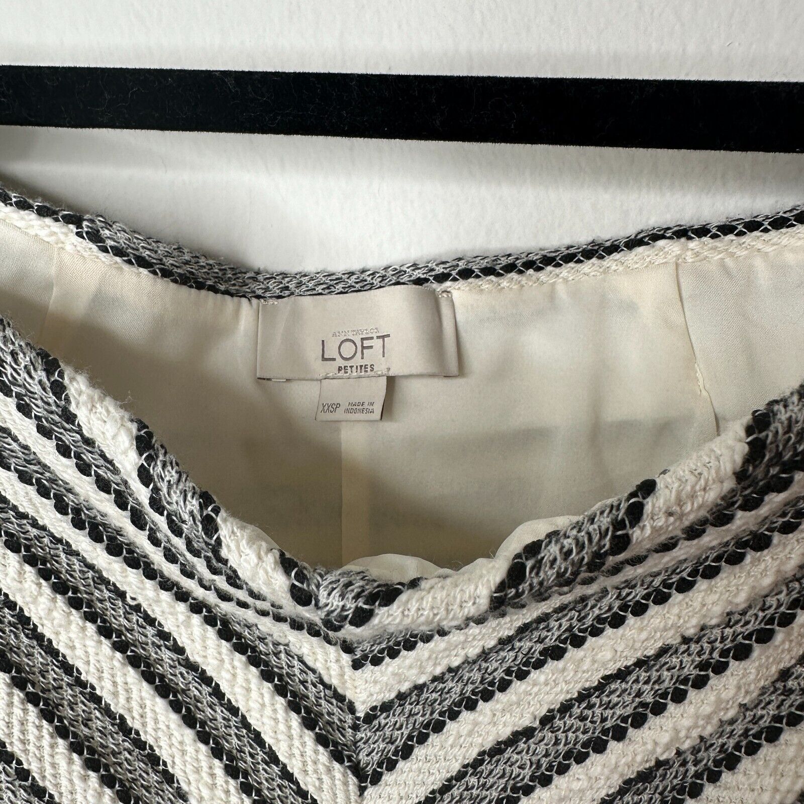 Loft Ann Taylor Loft Petite Cream Black Chevron Flare Skirt XXSP Size 24" / US 00 / IT 34 - 5 Thumbnail