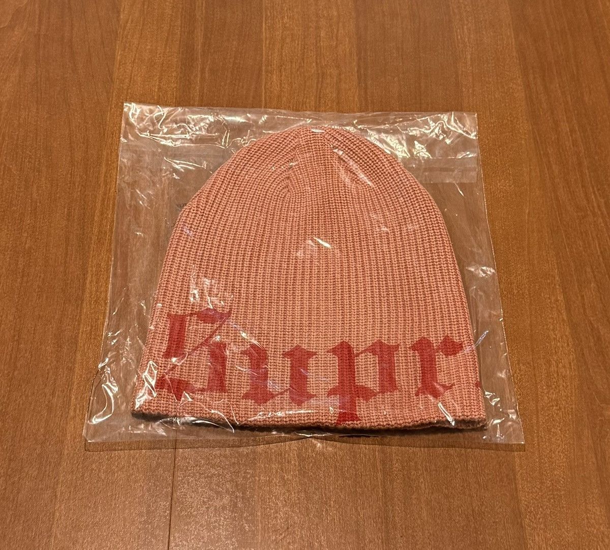 帽子 Supreme Old English Printed Beanie Red Supreme Old English Printed Beanie (SS25) - $40