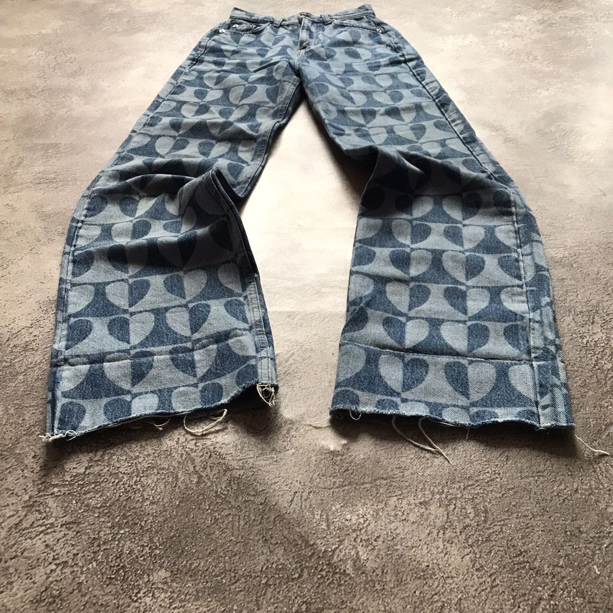 Vintage Vintage Y2K Japan All Over Print Distressed Flared Jeans 25 Size 25" / US 0 / IT 36 - 1 Thumbnail