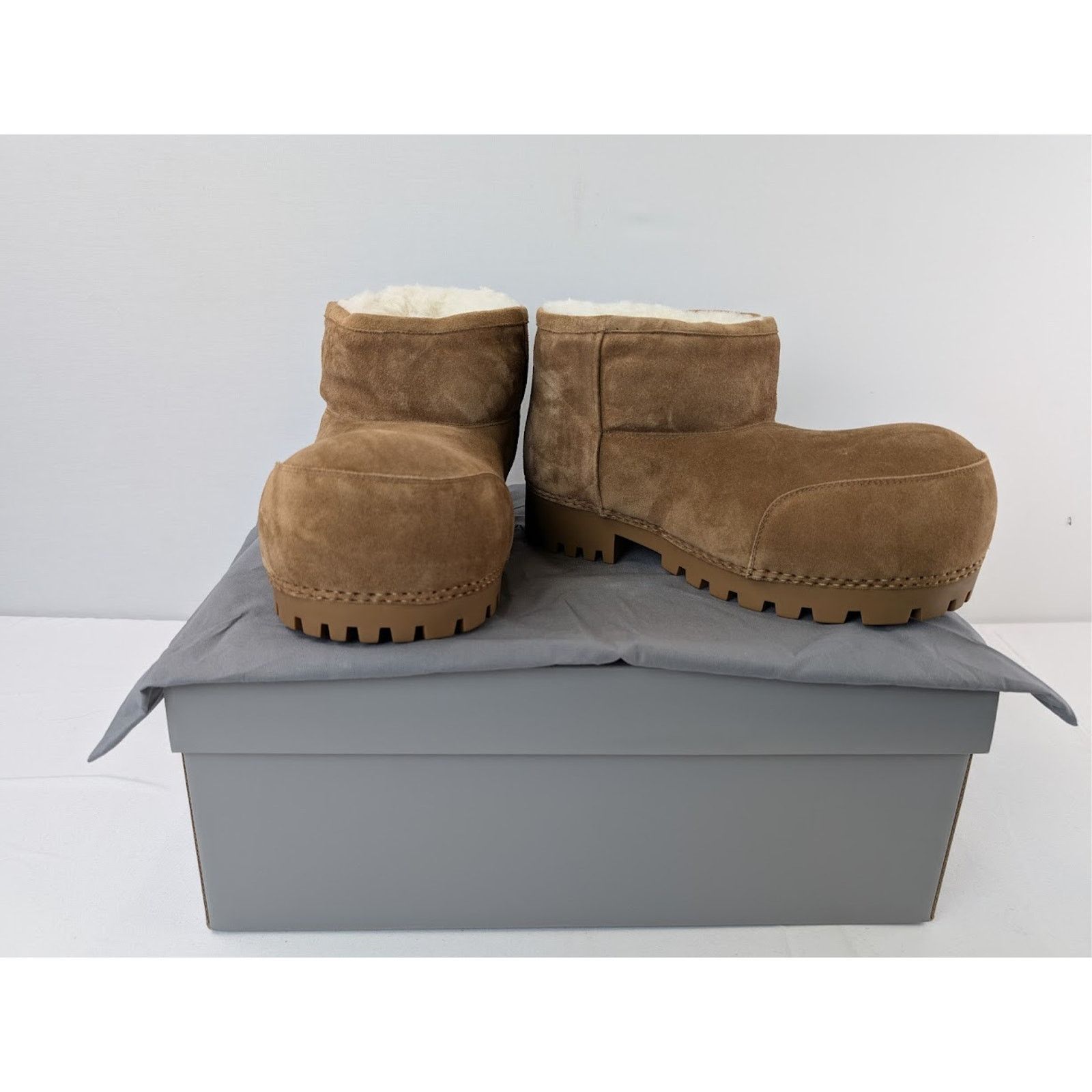 Balenciaga o1rshd1 Q: 2 / DUP / Alaska Fur Bootie in Brown/White Size US 8 / EU 41 - 17 Thumbnail