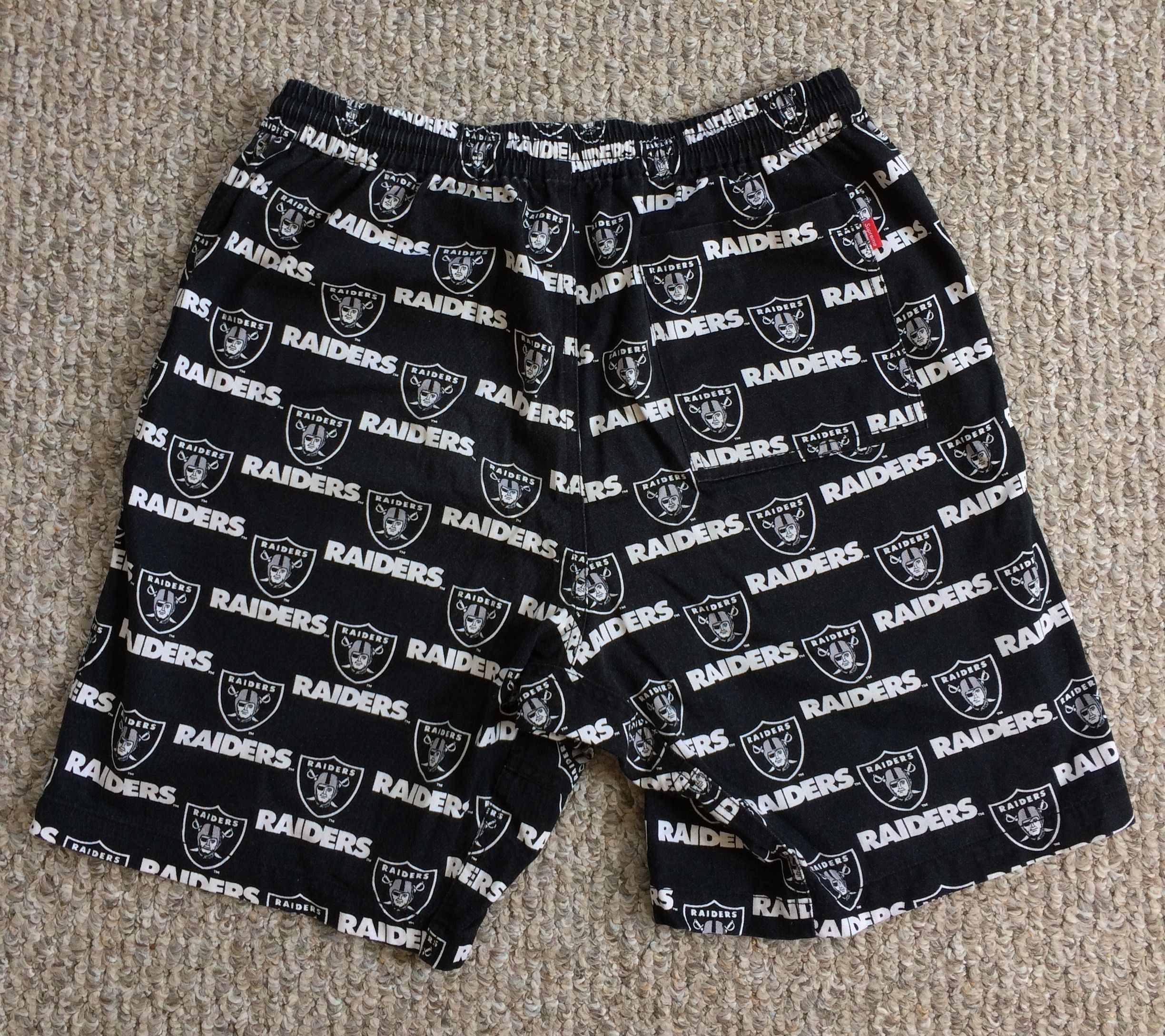 NFL S/S 2019 Supreme x Raiders Shorts size small Size US 30 / EU 46 - 2 Thumbnail