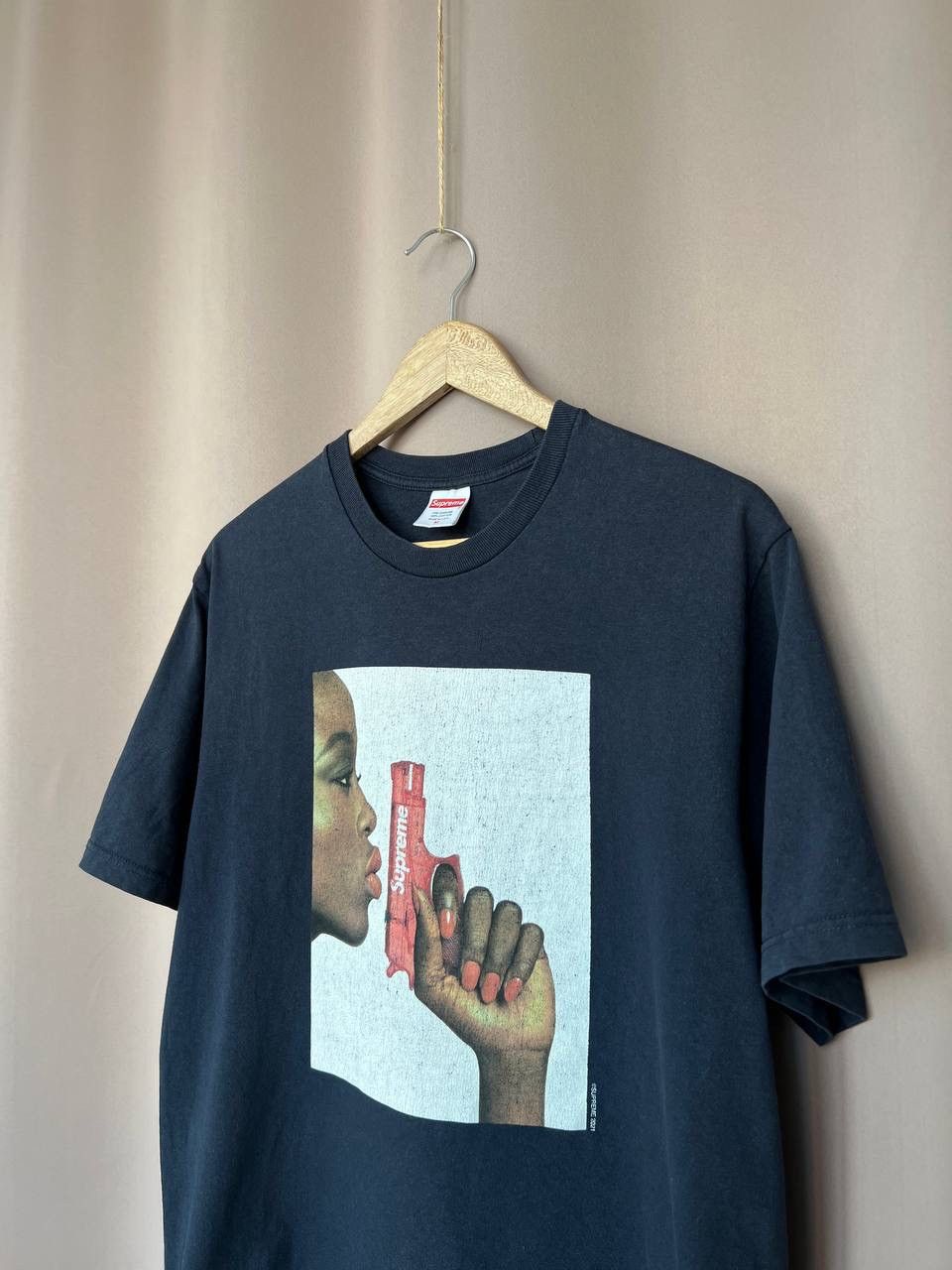 Supreme Supreme Water Pistol Logo T-Shirt Mens Size M Oversized Size US M / EU 48-50 / 2 - 4 Thumbnail