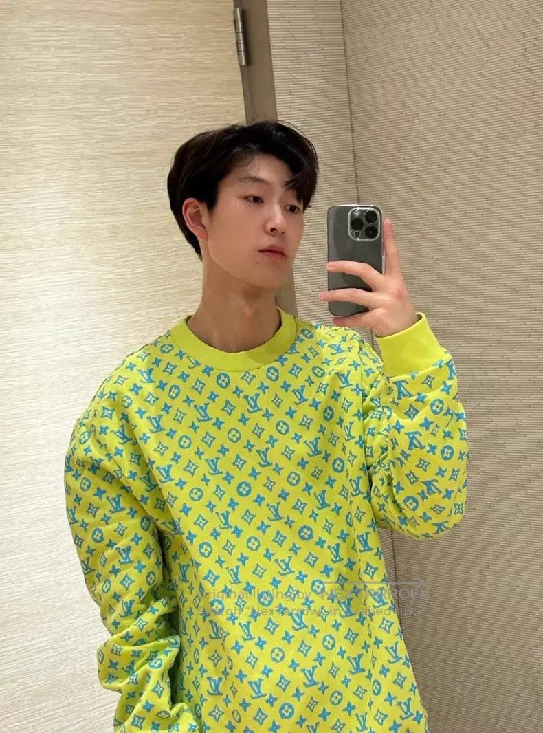 Louis Vuitton Louis Vuitton Fluorescent yellow printed sweatshirt Size US L / EU 52-54 / 3 - 7 Thumbnail