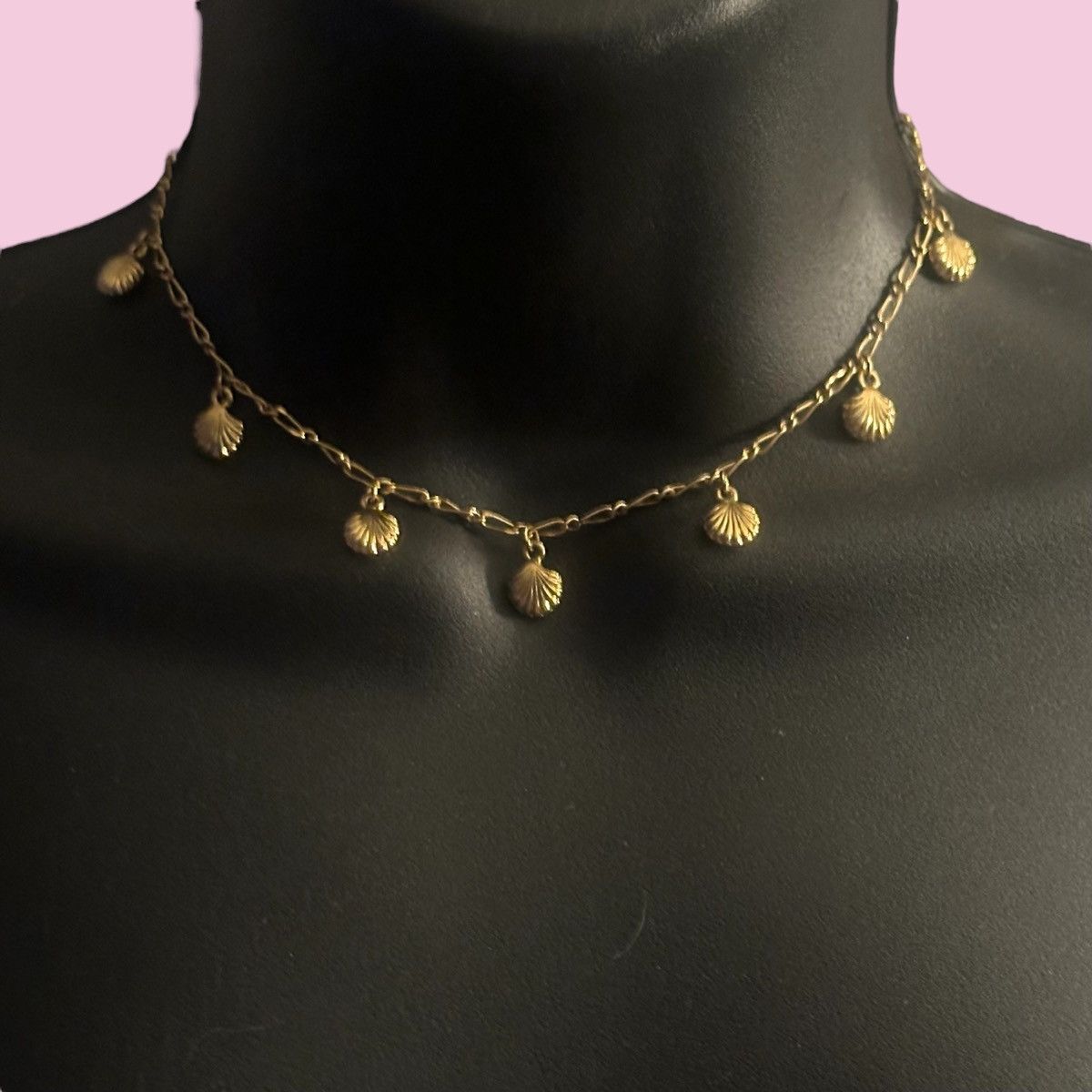 Other Gold tone figaro chain with clamshell dangles necklace Size ONE SIZE - 1 Thumbnail