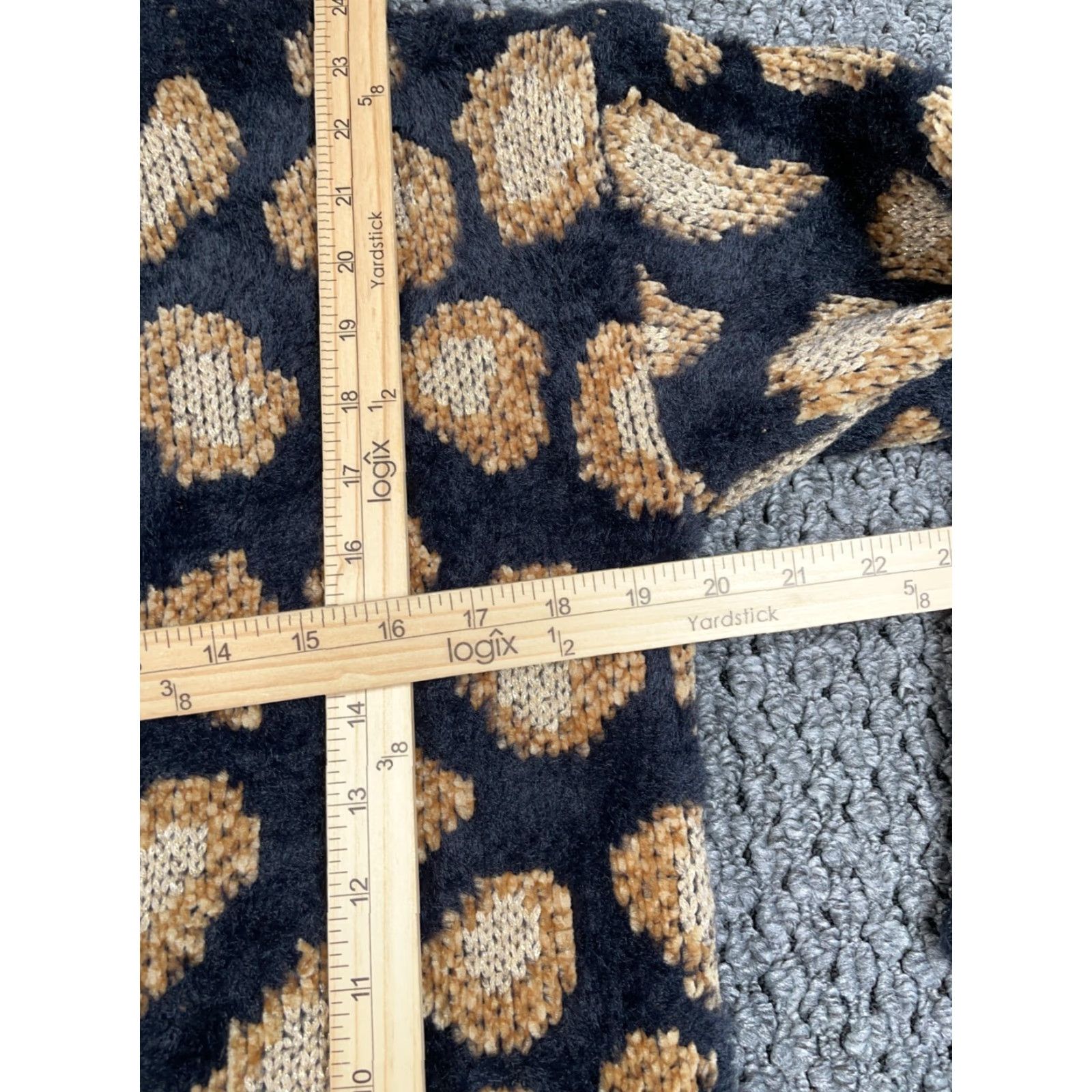 Michael Kors Michael Kors Plush Animal Pattern Sweater Women's Medium Black Jacquard Knit Size M / US 6-8 / IT 42-44 - 6 Thumbnail