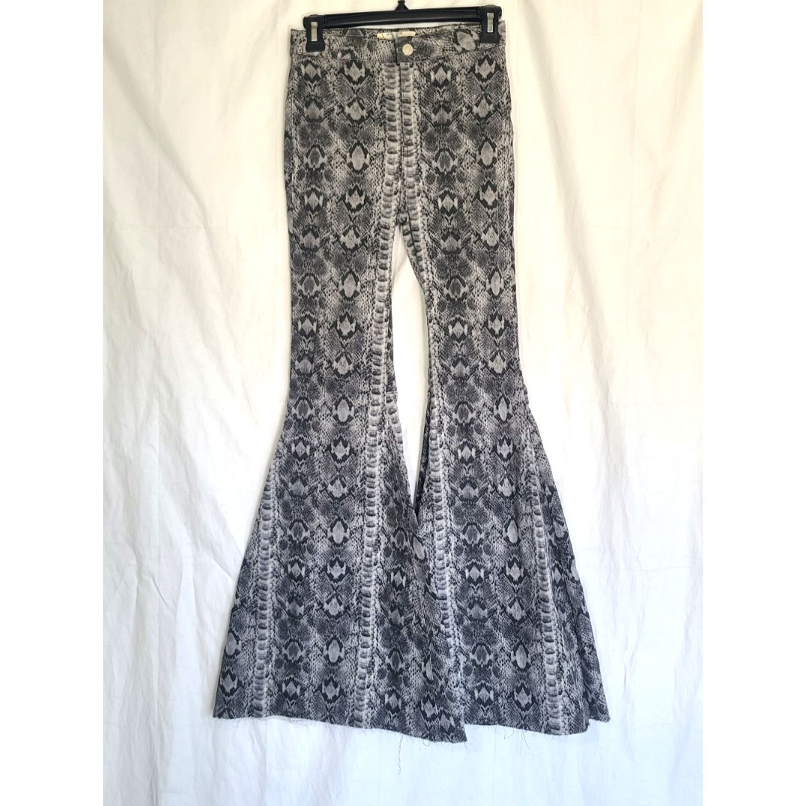 Free People We The Free Gray Just Float On Snake Flare Leg Jeans 25 X 32 Size 25" / US 0 / IT 36 - 2 Thumbnail