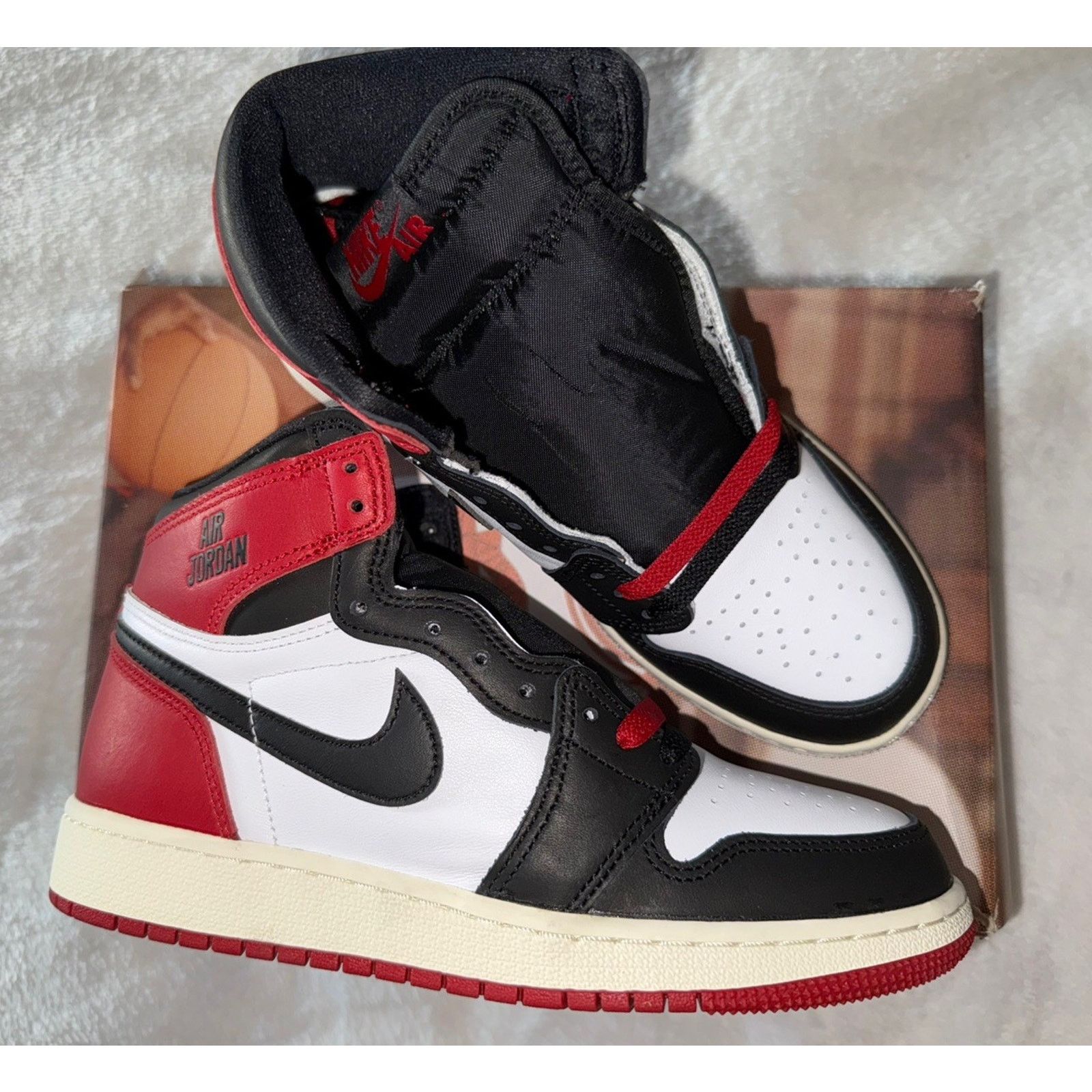 Jordan Brand Nike Air Jordan 1 Retro High OG GS Black Toe Reimagined 6 Y Size US 6 / EU 39 - 3 Thumbnail
