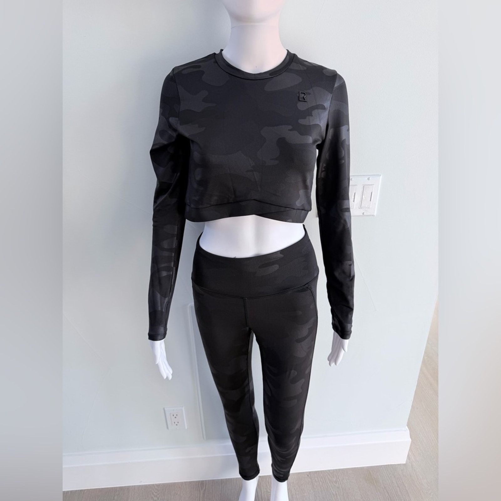 Rudsak New Rudsak Black Camouflage Long Sleeve Crop Top & Leggings Size 28" / US 6 / IT 42 - 2 Thumbnail