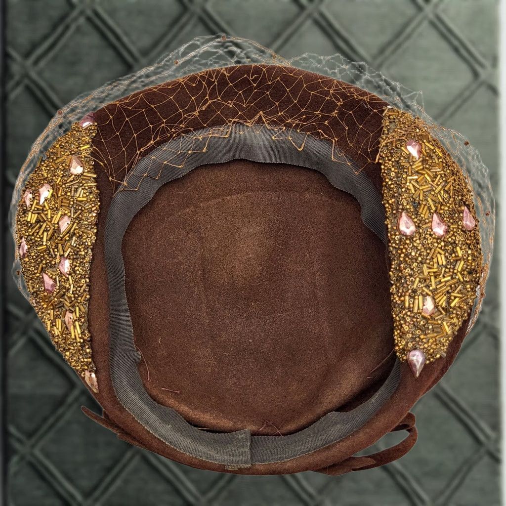 FELT VINTAGE Ladies Brown Beaded Felt Velour Hat With Netting Bow 1950s Womens Hats Size ONE SIZE - 1 Thumbnail