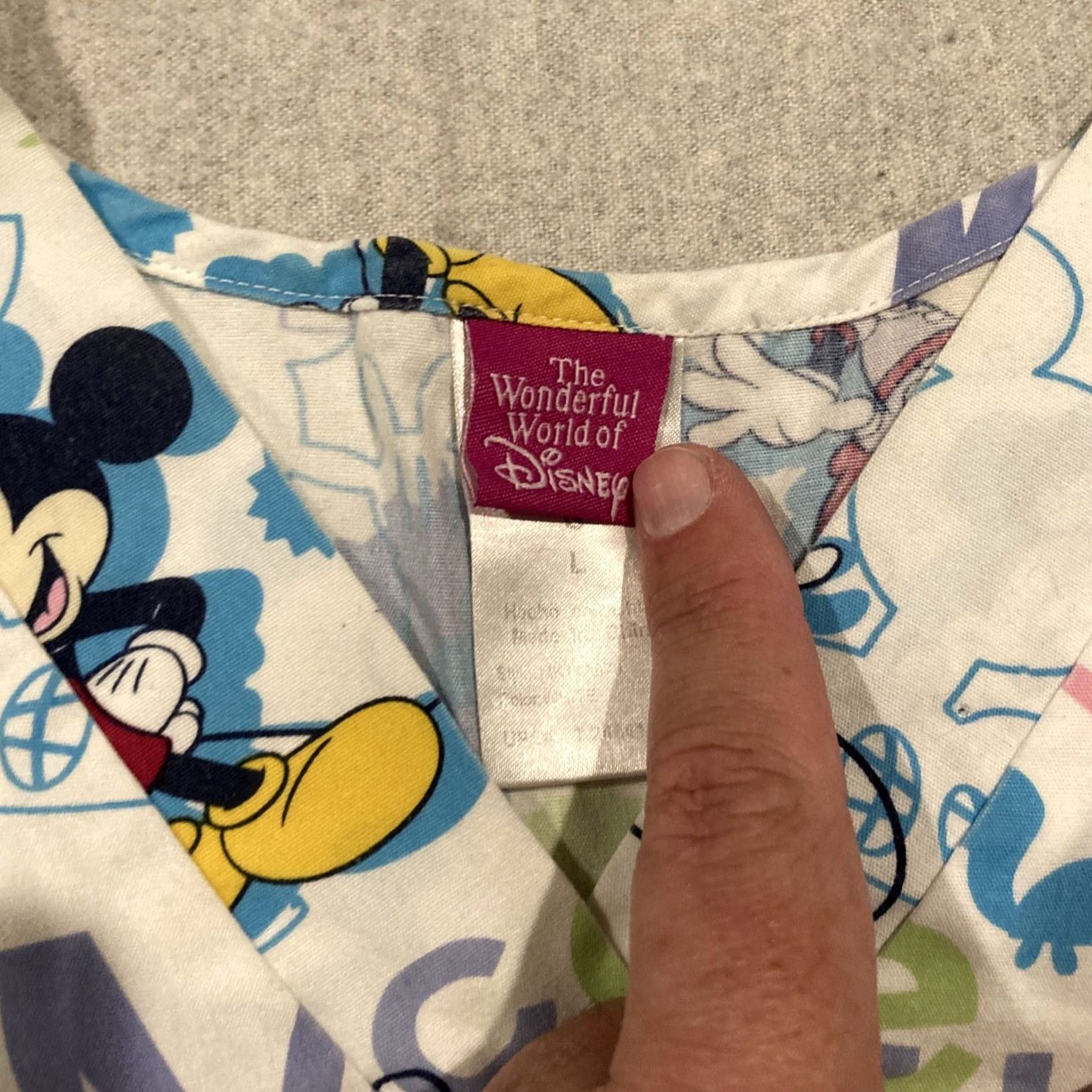 Disney Disney Scrub Top - Mickey Mouse & Minnie Mouse - Great Graphics - Womens Large - White - Medical - Patterned - Scrub Tops - Women - L Size L / US 10 / IT 46 - 4 Thumbnail