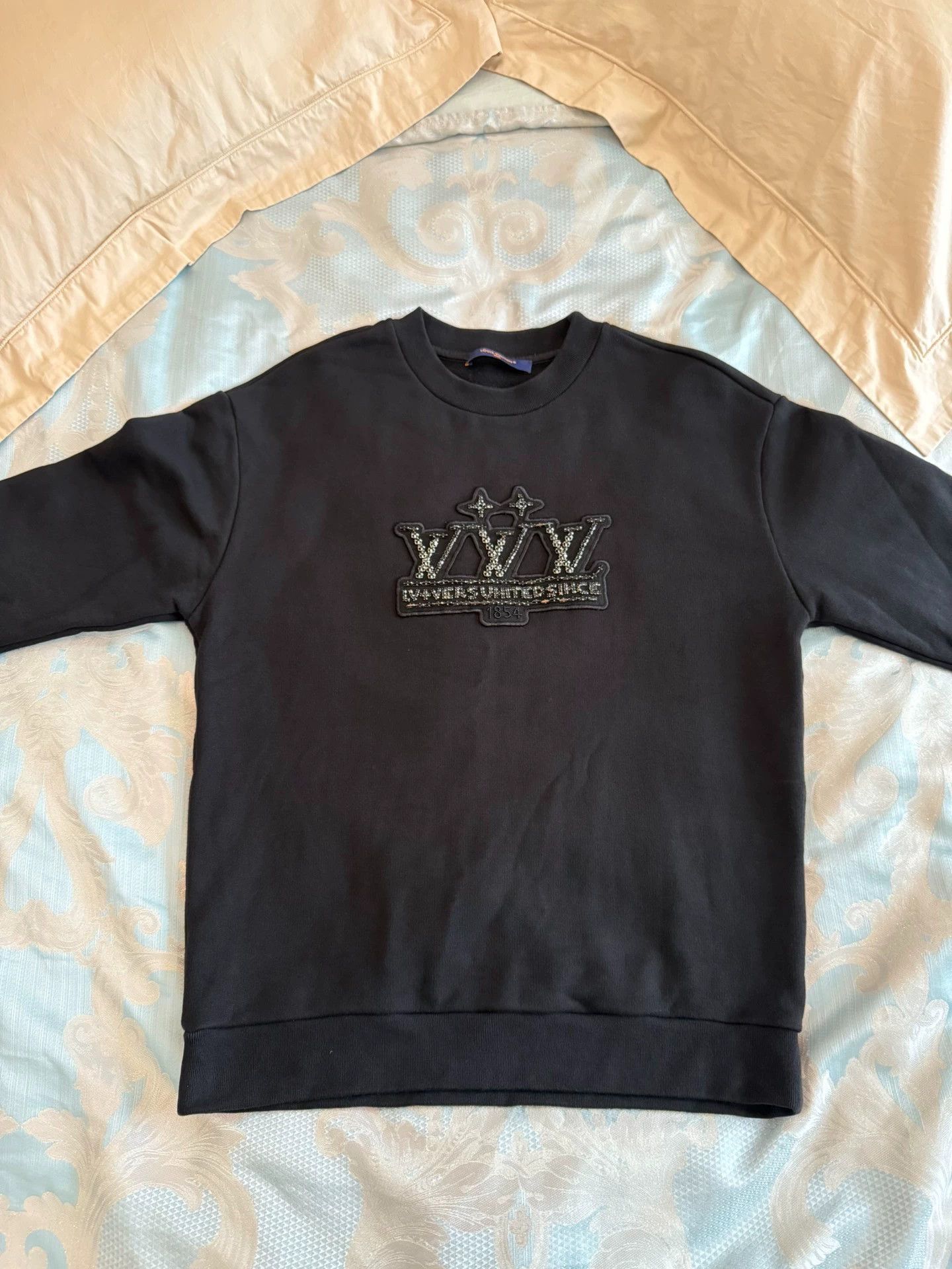 Louis Vuitton LV M Sweatshirt Big Crystal Logo Worn Twice, Stylish, Casual Size US M / EU 48-50 / 2 - 1 Thumbnail
