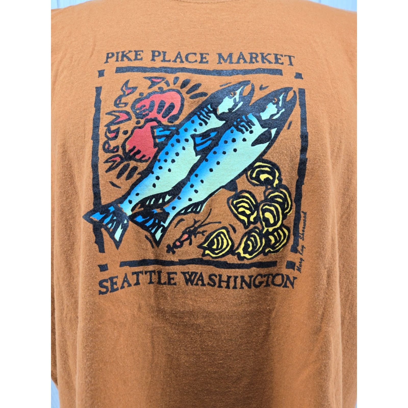 Port & Company Pike Place Market Seattle Washington Graphic T-shirt Men's 2XL Orange Port & Company Shirt Short Sleeve Crew Neck City Logo Size US XXL / EU 58 / 5 - 3 Thumbnail