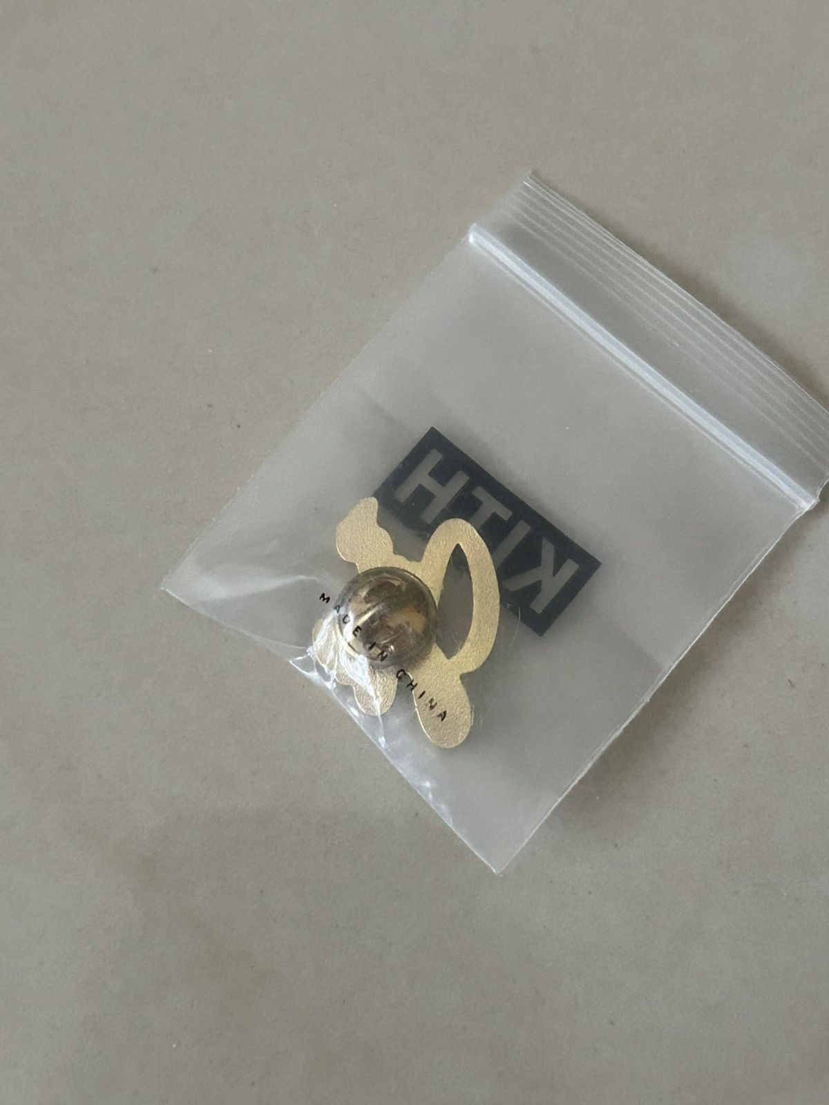 Kith Kith Just Us Gold Pin Size ONE SIZE - 2 Thumbnail
