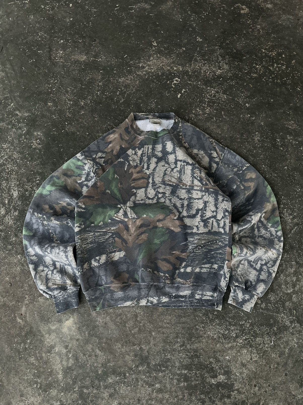 Realtree Crazy Vintage 00s Realtree Camo Crewneck Carhartt Style Size US S / EU 44-46 / 1 - 1 Thumbnail
