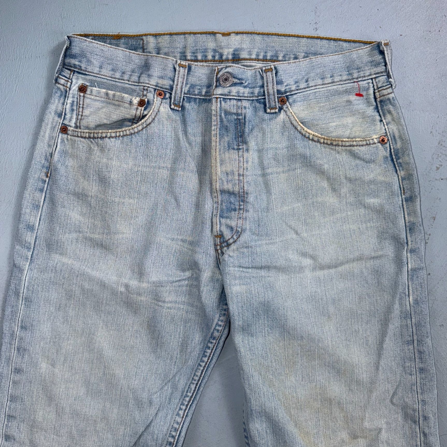 Levi's VINTAGE Levi's 501 Jeans 90s Straight Leg Light Wash Blue 30x29 Mens Size US 30 / EU 46 - 2 Thumbnail