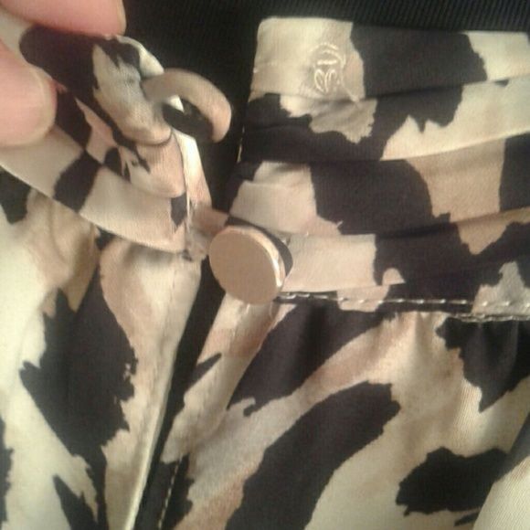 White House Black Market WHBM XS Blouse Leopard Print Sleeveless Ruffled Neckline Smo Size XS / US 0-2 / IT 36-38 - 6 Thumbnail