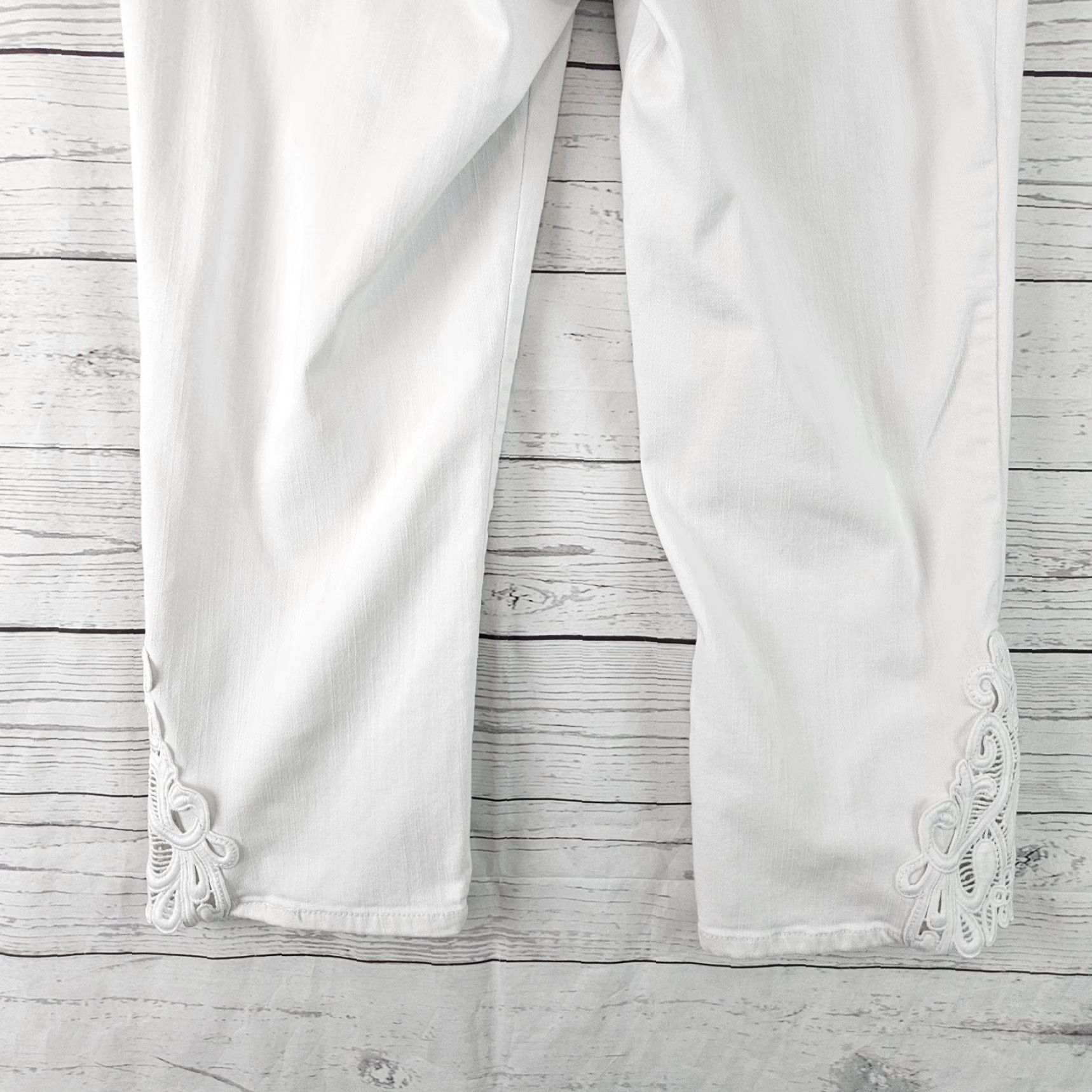 Vintage Chico's Womens Capri Jeans Sz 4 White Mid Rise Crochet Hem Cotton Blend Denim Capri Womens Jeans Capris 4 White Size 27" / US 4 / IT 40 - 6 Thumbnail