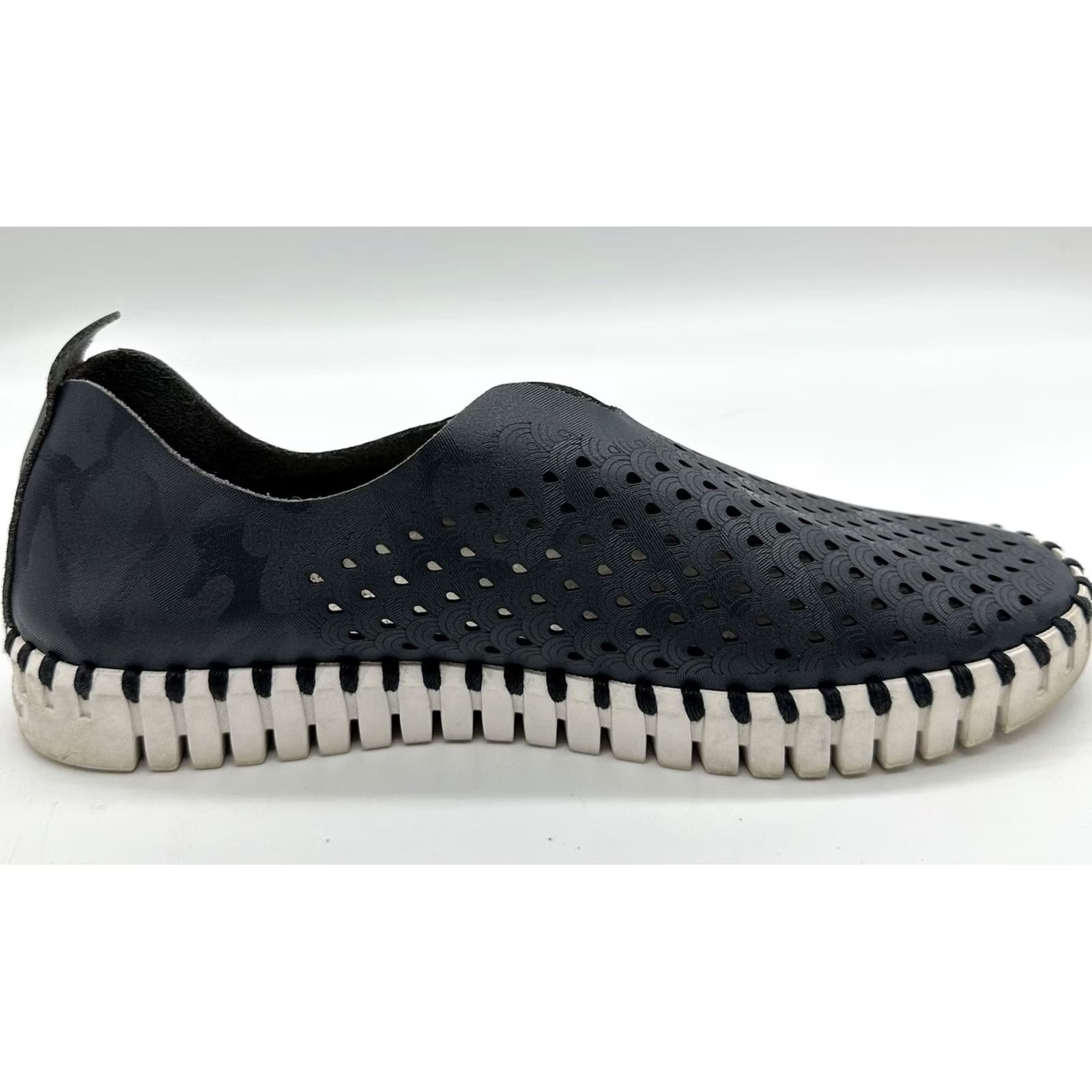 Vintage VINTAGE Isle Jacobsen Navy Blue Tulip Perforated White Sole Slip On Sneakers Women 36 6 Size US 6 / IT 36 - 7 Thumbnail