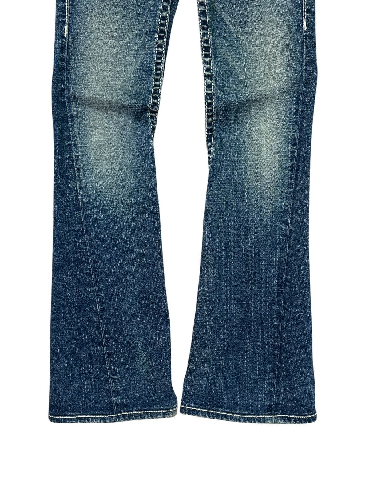 True Religion Flared TRUE RELIGION with White Stitching Low Rise jeans Size 28" / US 6 / IT 42 - 6 Thumbnail