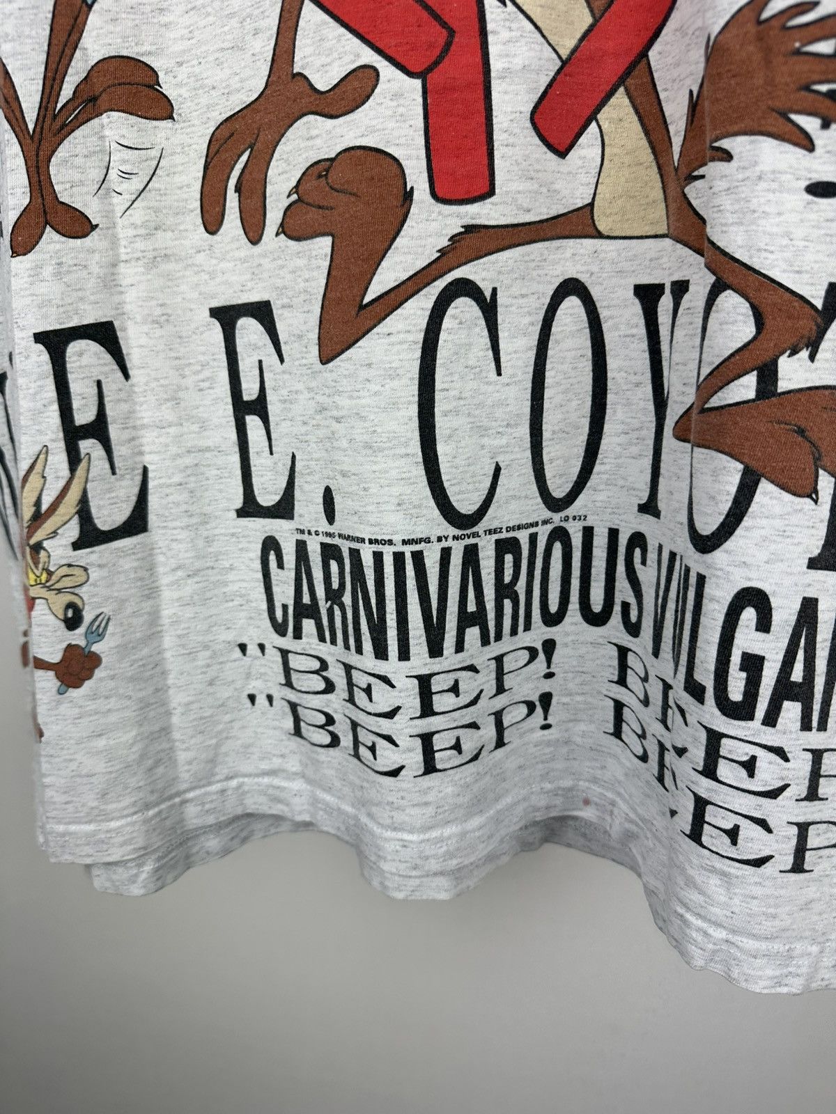 Disney Vintage Wile E Coyote chasing roadrunner t-shirt Size US L / EU 52-54 / 3 - 5 Thumbnail