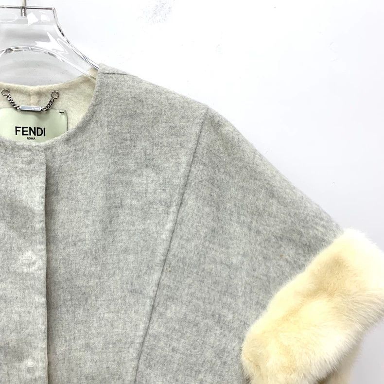 Fendi FENDI Beige Cashmere Crew Neck Short Sleeve Mink Fur Patch Size XS / US 0-2 / IT 36-38 - 3 Thumbnail