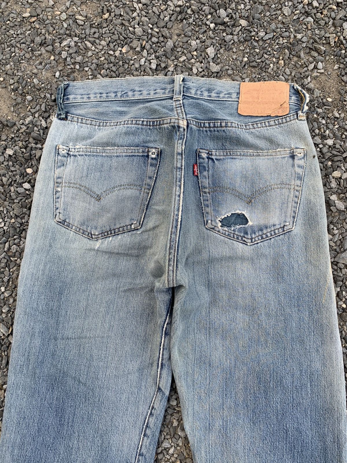 Levi's Vintage Clothing VINTAGE LEVI'S 501 BIG E #555 SELVEDGE DISTRESSED DENIM Size US 30 / EU 46 - 7 Thumbnail