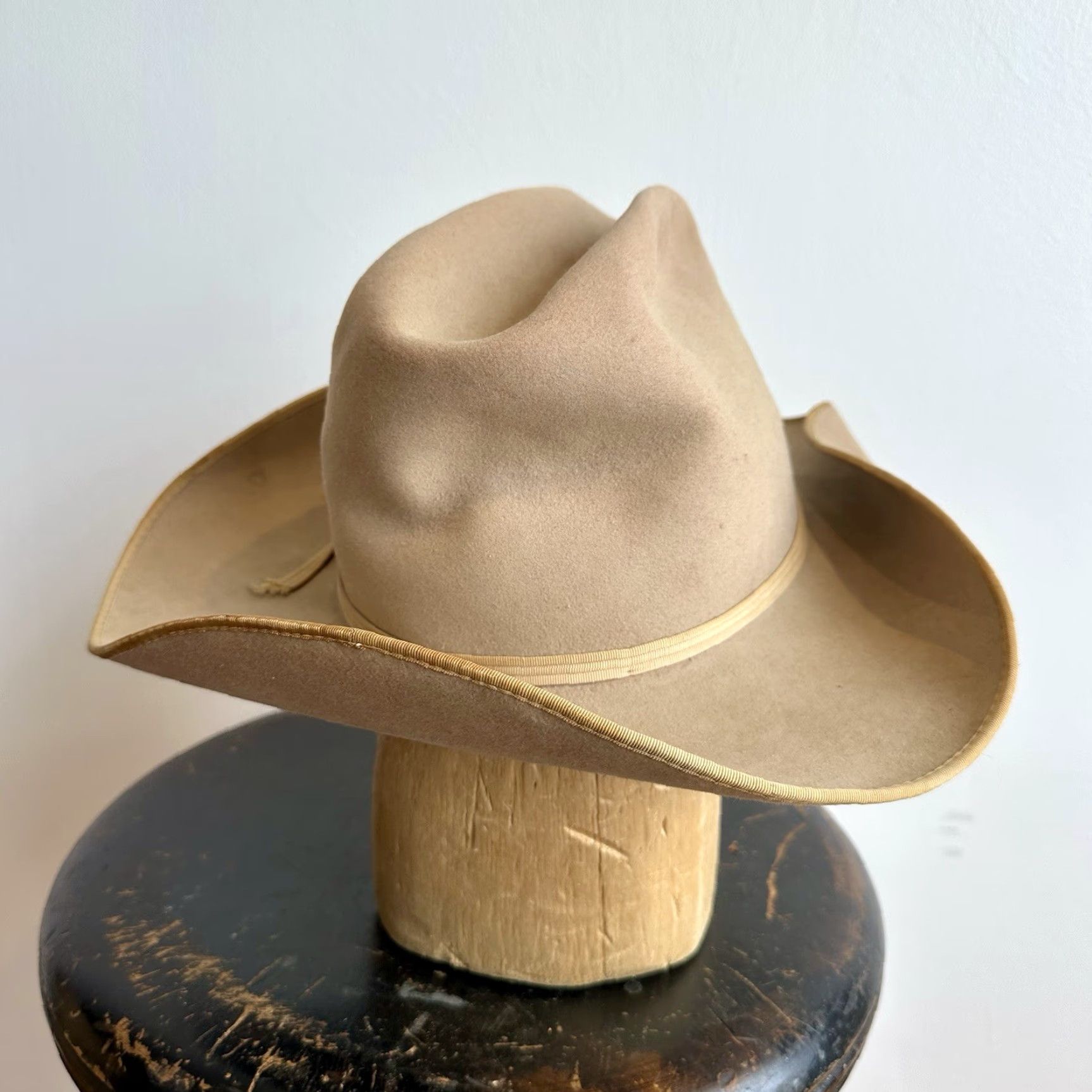 FELT VINTAGE HaT Plainsman Cowboy Hat Raw Hide Felt Fresno Western Hat Cowboy Hat Mens 7 1/8 Felt Brown? Size ONE SIZE - 4 Thumbnail