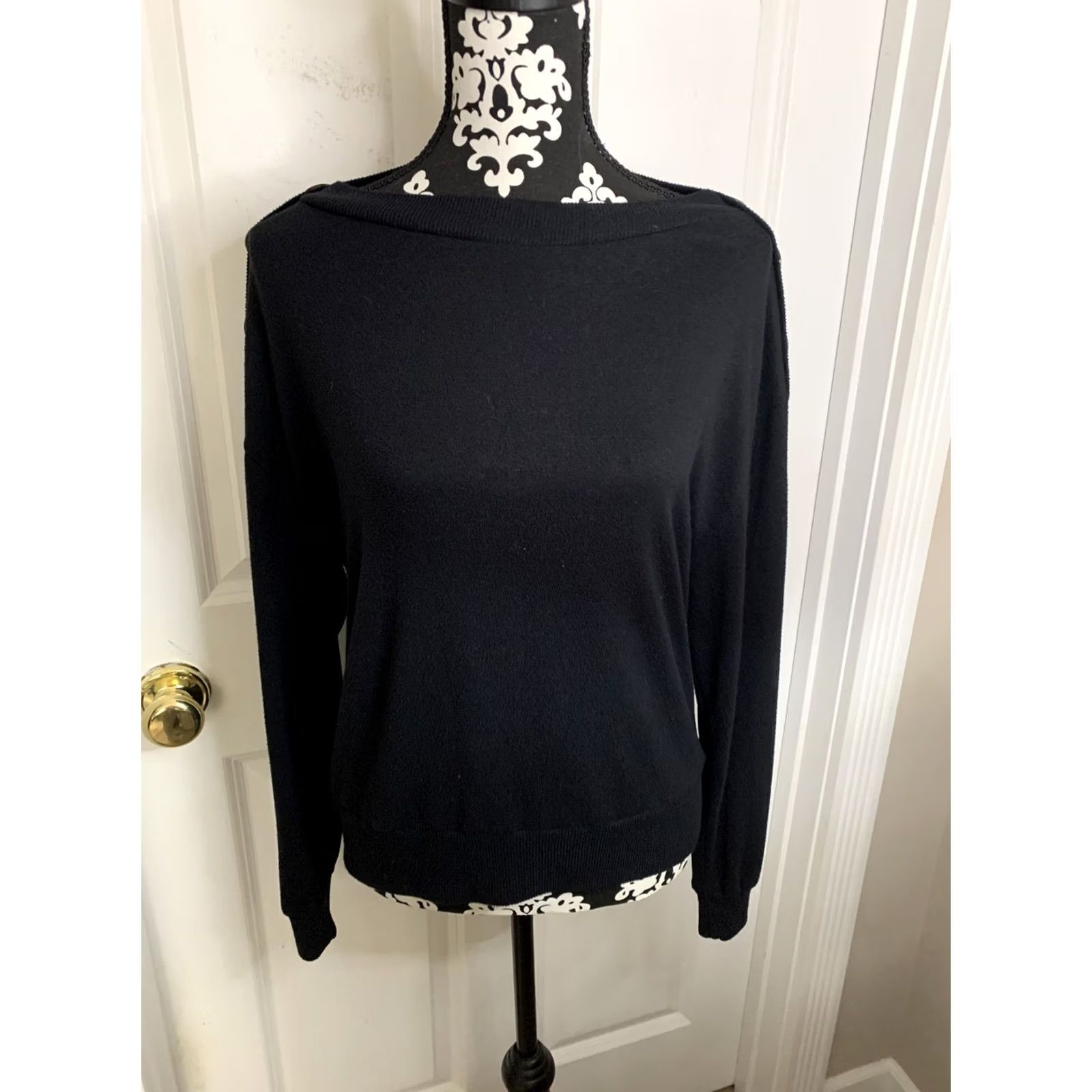 J.Crew J.CREW Women’s XS Boat Neck Pullover Knit Sweater Top Button Accent Black Top Sweater Women's XS Boat Neck Knit Pullover Button Accent Size XS / US 0-2 / IT 36-38 - 2 Thumbnail