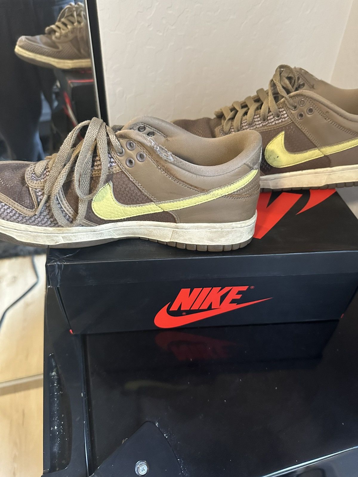 Nike × Undefeated Nike Dunk Low SP Undefeated 'Canteen' Size US 9 / EU 42 - 2 Thumbnail