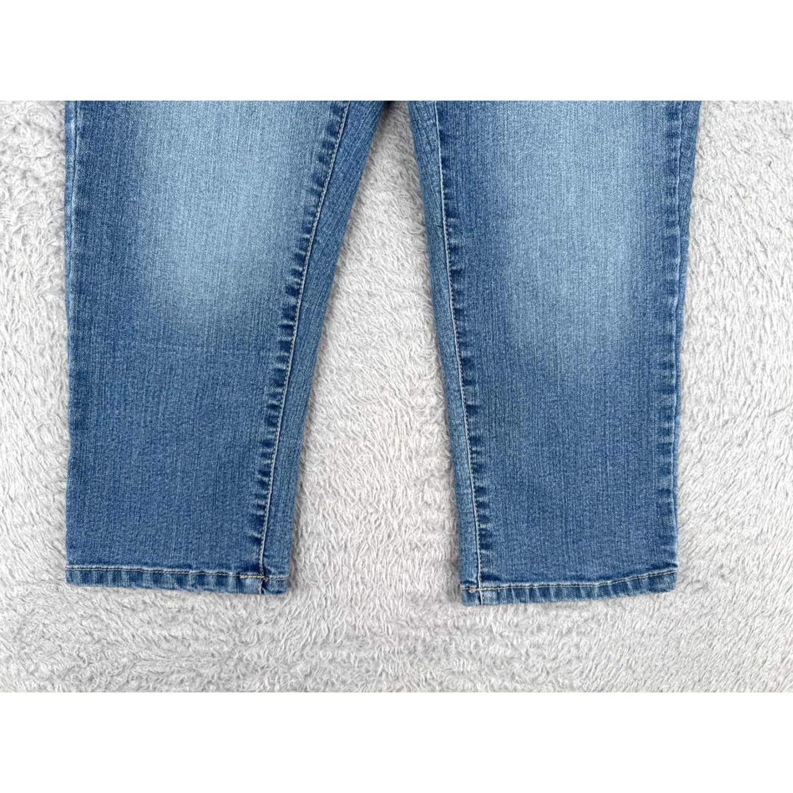 Vintage D.Jeans Jeans Womens 4 Blue Denim Capri Mid Rise Cotton Blend Embroidered 26x18 - Capri Jeans Womens Blue Denim 4 Mid Rise Embroidered Cotton Blend Size 27" / US 4 / IT 40 - 2 Thumbnail