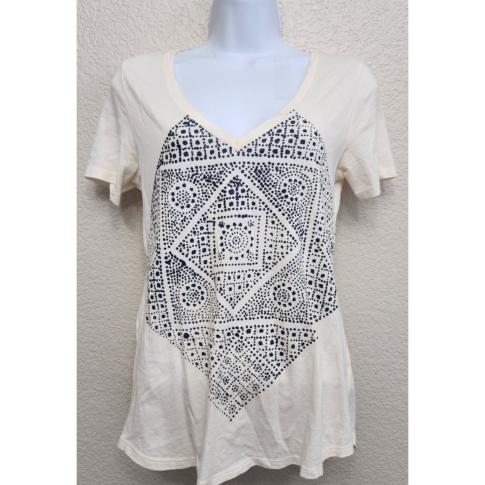 Old Navy Old Navy Cream Geo Print Relaxed T Shirt XS Lightweight Size XS / US 0-2 / IT 36-38 - 1 Thumbnail