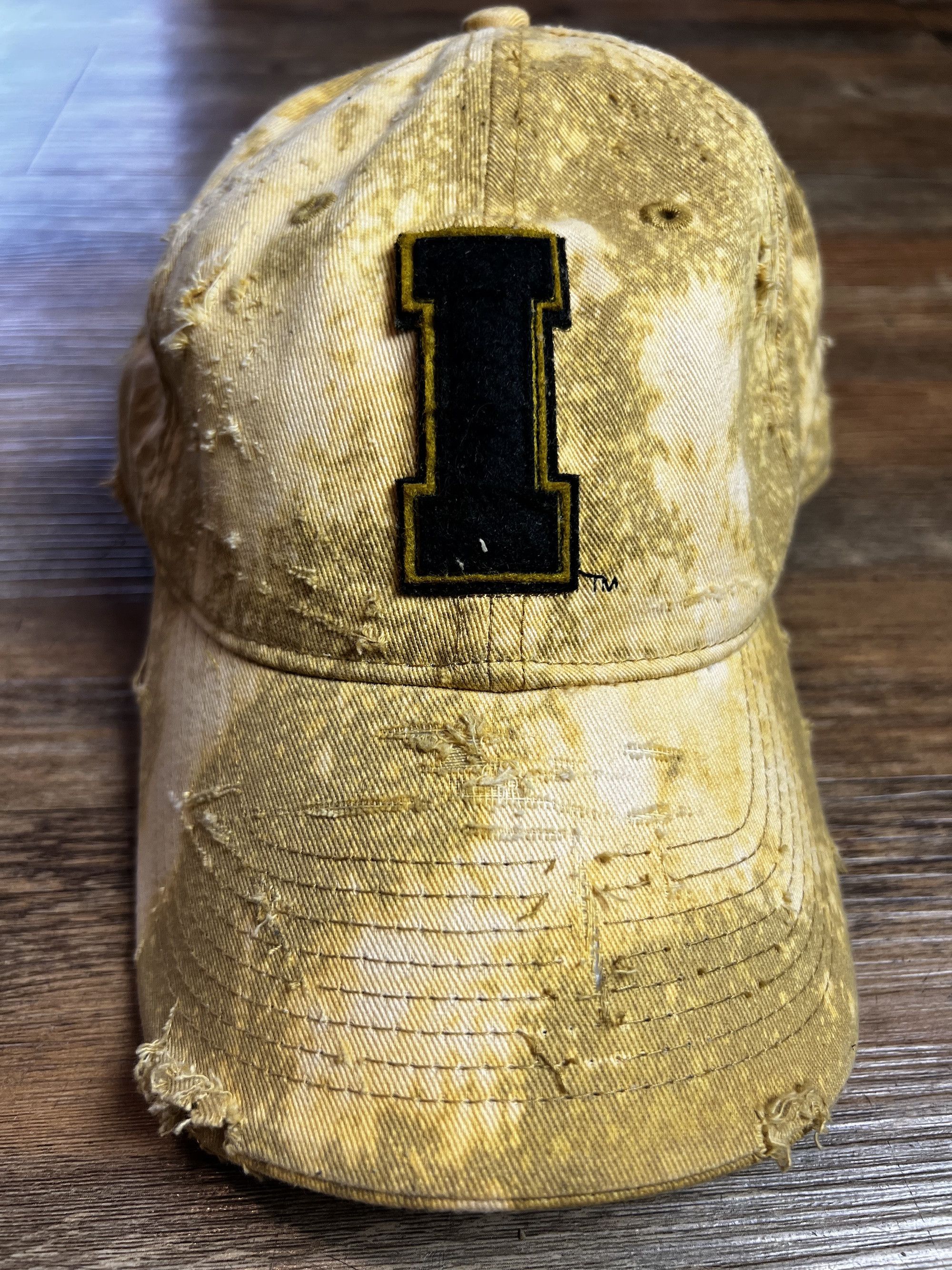 Vintage Vintage 1990's Iowa Hawkeyes Distressed Strapback Dad Hat Size ONE SIZE - 2 Thumbnail