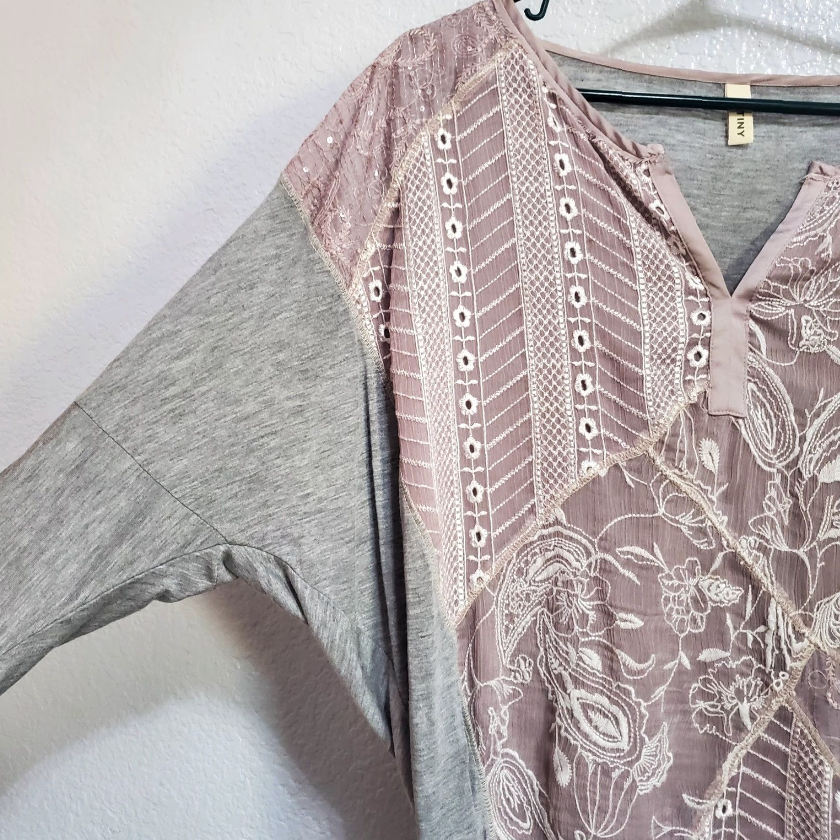 Anthropologie VINTAGE Tiny Anthropologie Top Women XS Gray Taupe Embroidered Sequin Dolman Sleeve Boho Tee Blouse Size XS / US 0-2 / IT 36-38 - 7 Thumbnail