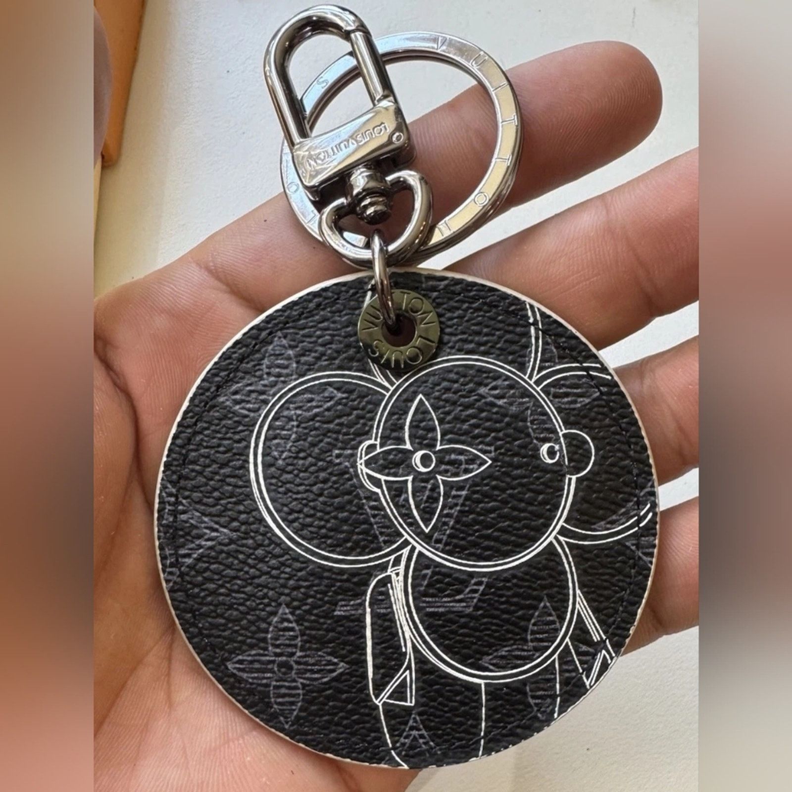 Louis Vuitton Louis Vuitton Porte Clé Vivienne Monogram Eclipse Keychain Size ONE SIZE - 1 Thumbnail