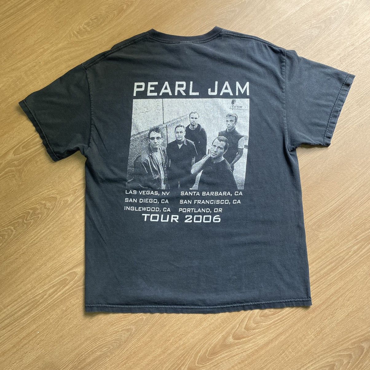 Band Tees × Vintage RARE! Vintage 2006 Pearl Jam Tour Eddie Band Tees Size US XL / EU 56 / 4 - 1 Thumbnail