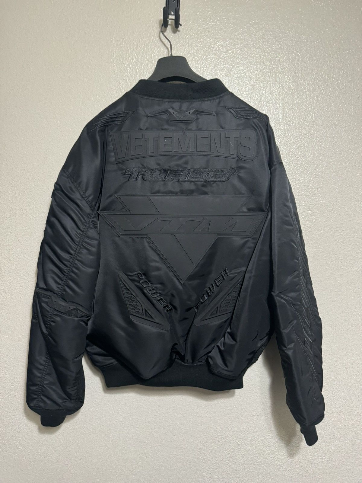 Vetements Vetements X Alpha Industries Blackout Racing Bomber Size US L / EU 52-54 / 3 - 4 Thumbnail