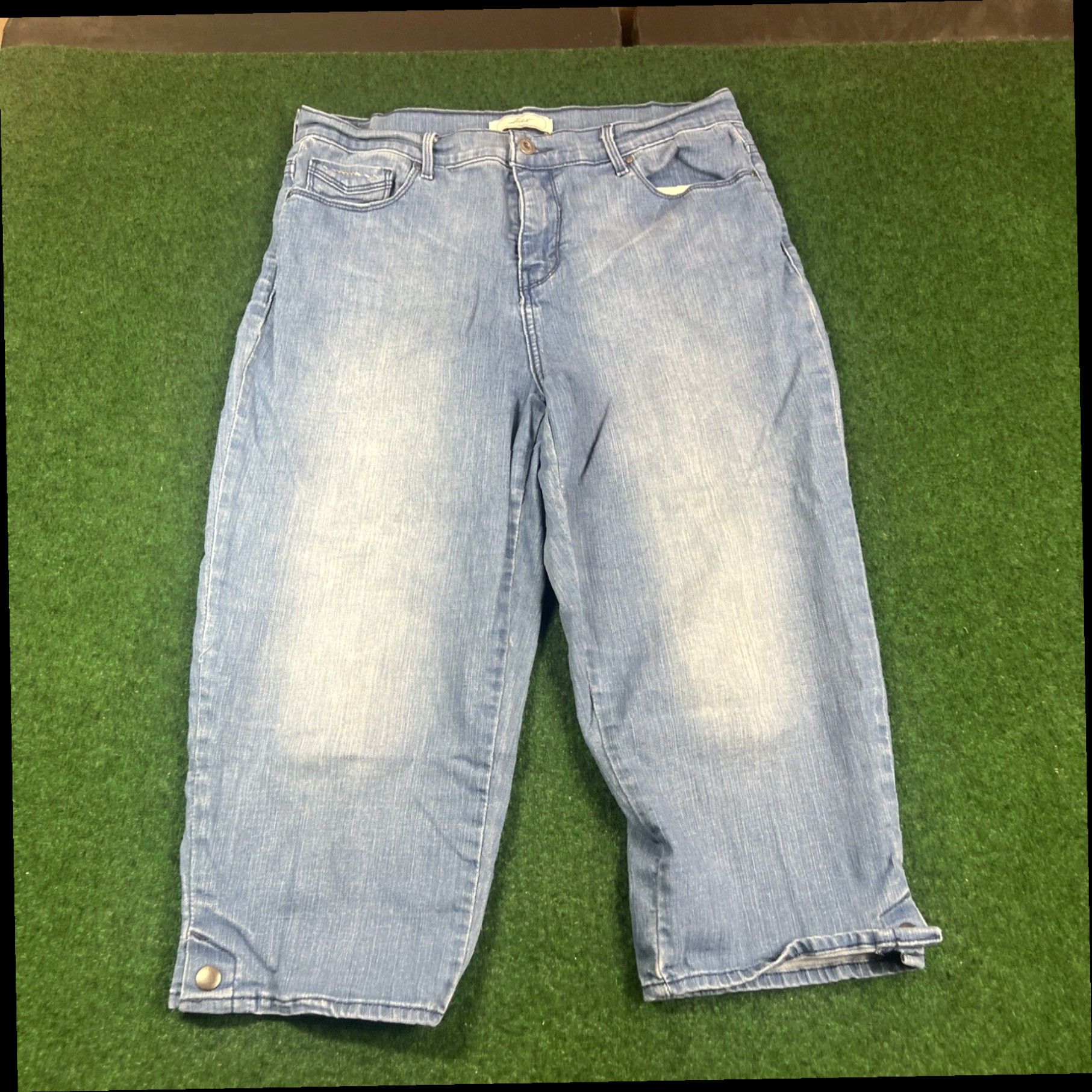 Levi's Levi's Women Jeans Size 14 Blue Regular Fit Mid-Rise Stretch Cuffed Capri 33x21 Size 36" / US 14 / IT 50 - 1 Thumbnail