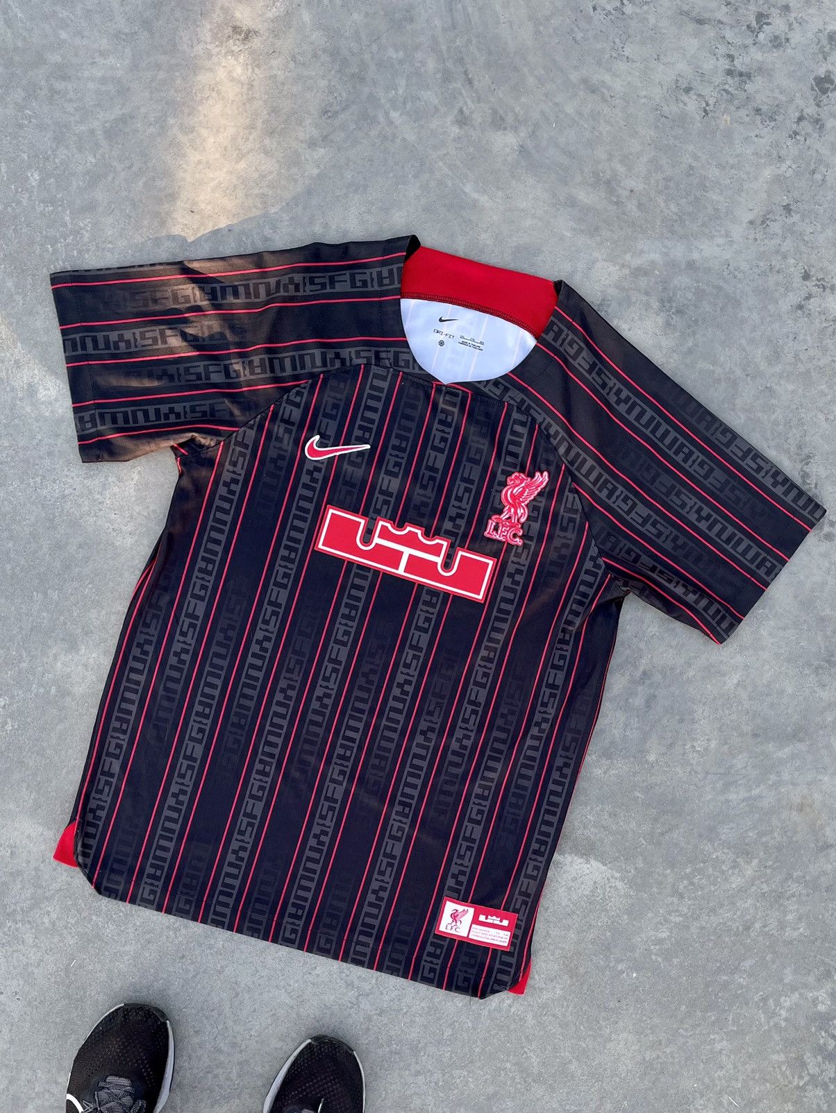 Vintage Nike LeBron X Liverpool Soccer Jersey bootleg Y2K 2023 Size US L / EU 52-54 / 3 - 1 Thumbnail
