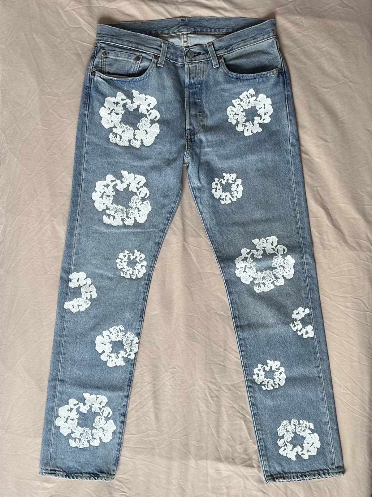 Image of Denim Tears X Levi’S Cotton Wreath Jeans In Light Wash in Blue, Men's (Size 31)