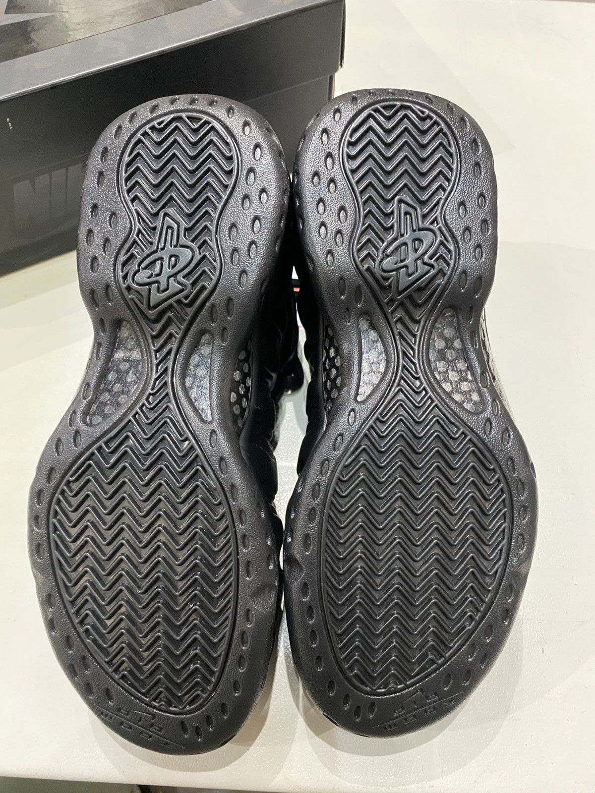 Nike Air Foamposite One Size US 8 / EU 41 - 4 Thumbnail