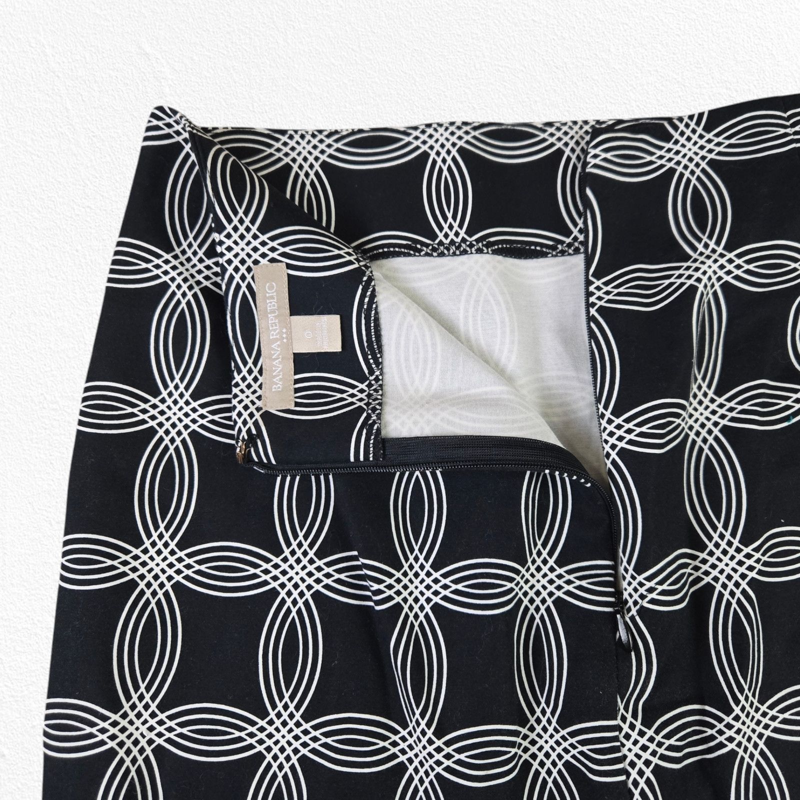 Banana Republic Banana Republic Black White Geometric Mini Skirt Size 0 Size 25" / US 0 / IT 36 - 7 Thumbnail