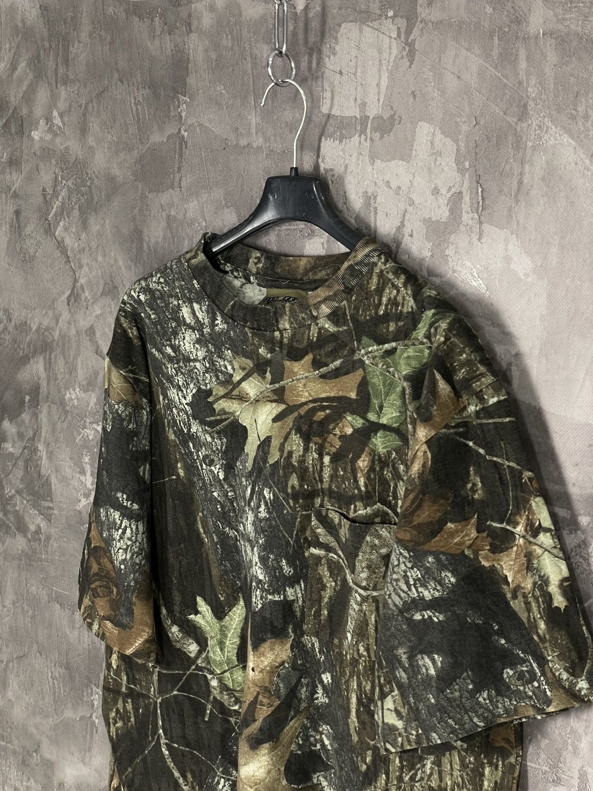 Vintage Crazy vintage y2k realtree camo boxy t-shirt workwear! Size US L / EU 52-54 / 3 - 7 Thumbnail
