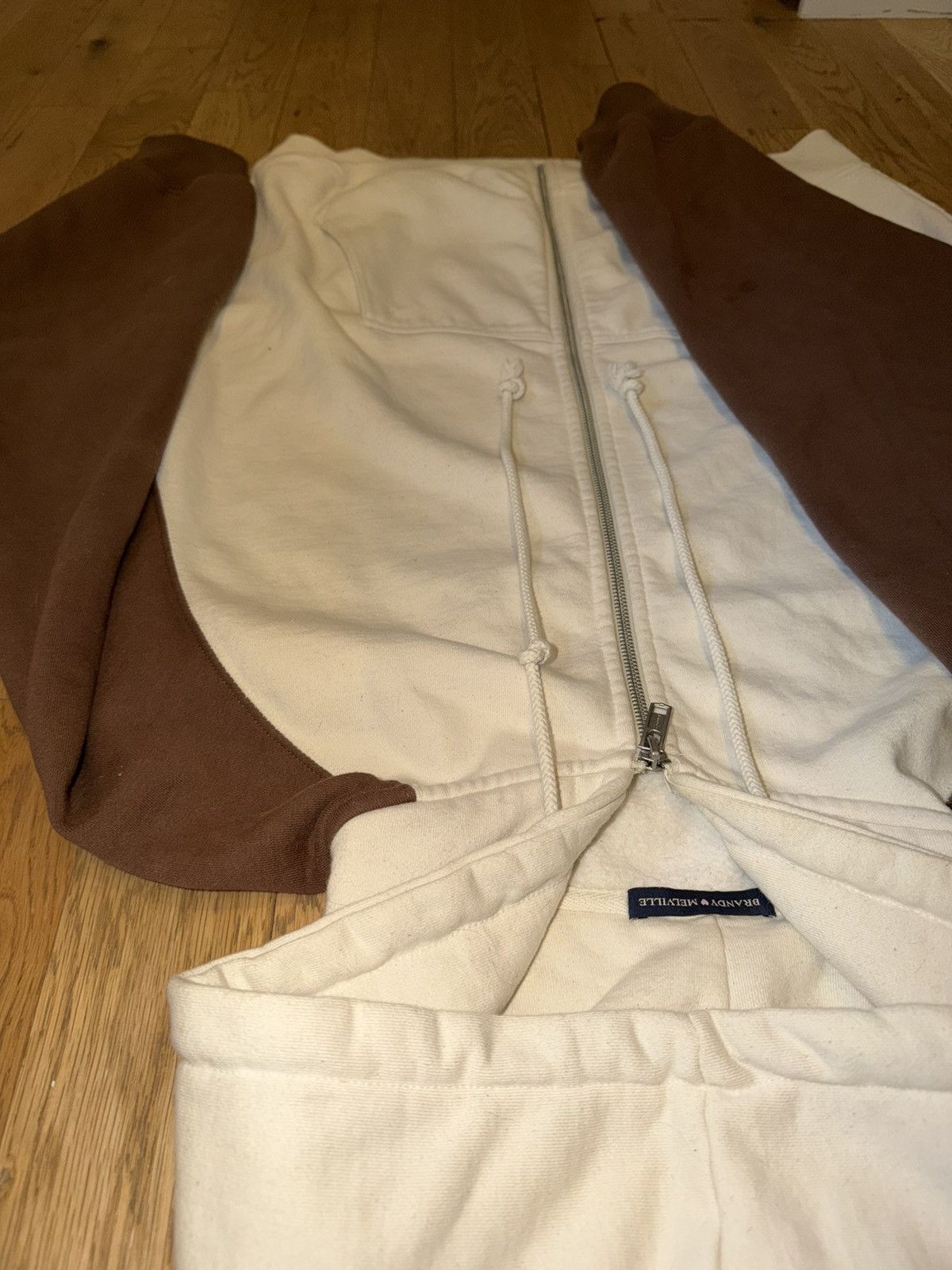 Brandy Melville Brandy Melville ZipUp Brown Cream Raglan Sweatshirt Size ONE SIZE - 5 Thumbnail