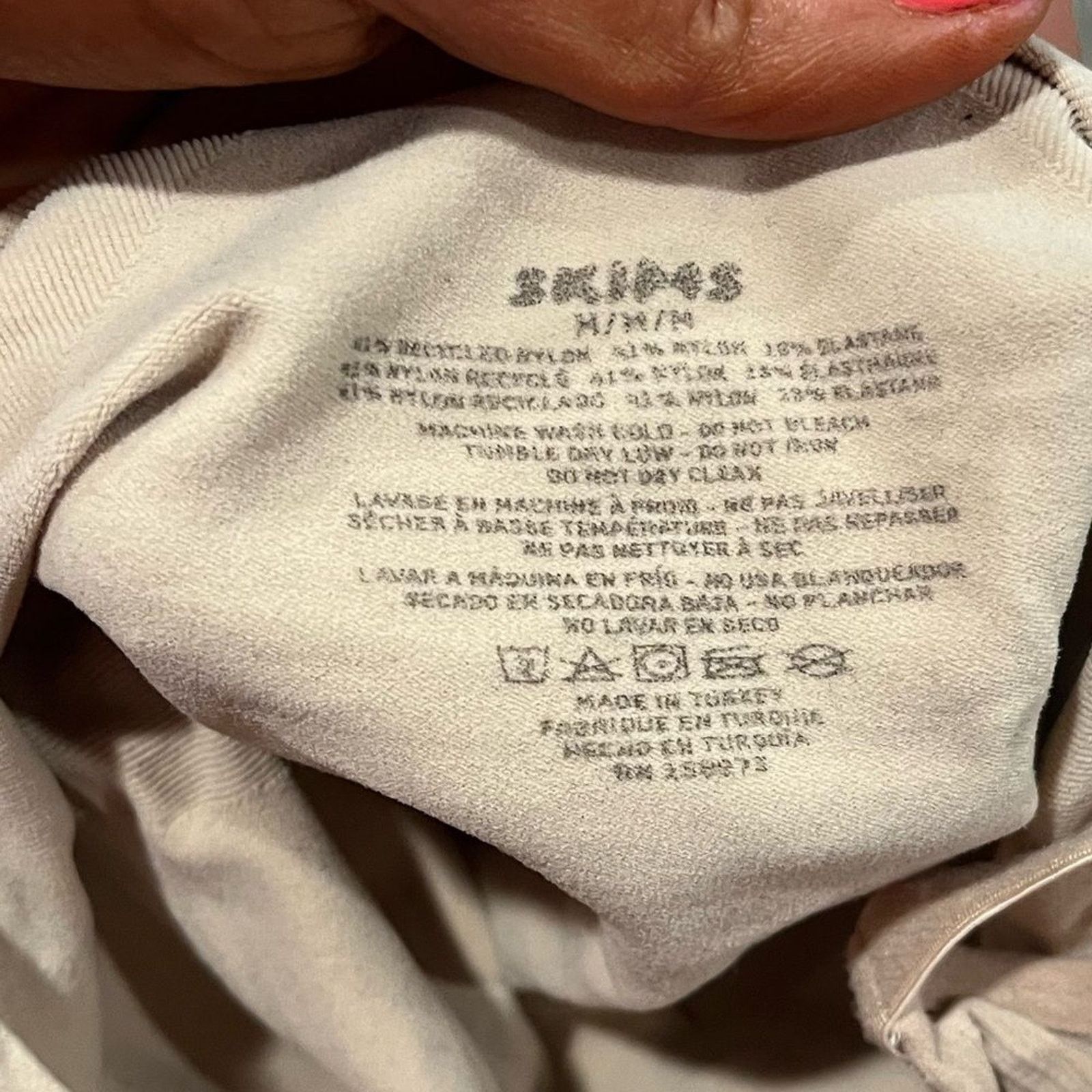SKIMS NWOT Skims Sculpting Bodysuit Mid-Thigh Seamless Shapewear M Size ONE SIZE - 2 Thumbnail