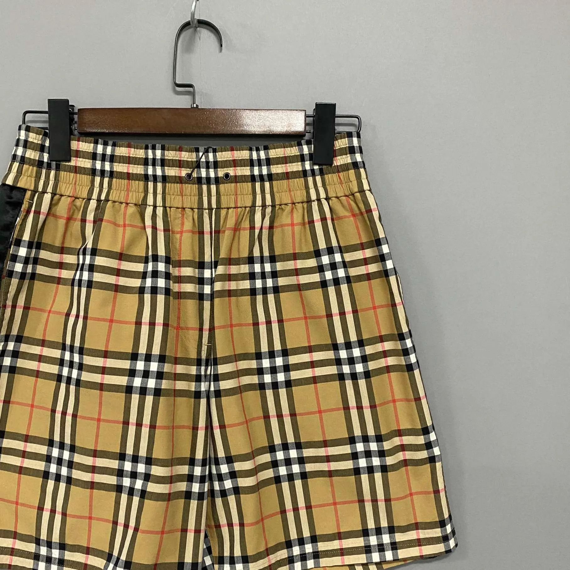 Burberry Burberry Classic Check Shorts UK4 99 New Size 25" / US 0 / IT 36 - 1 Thumbnail