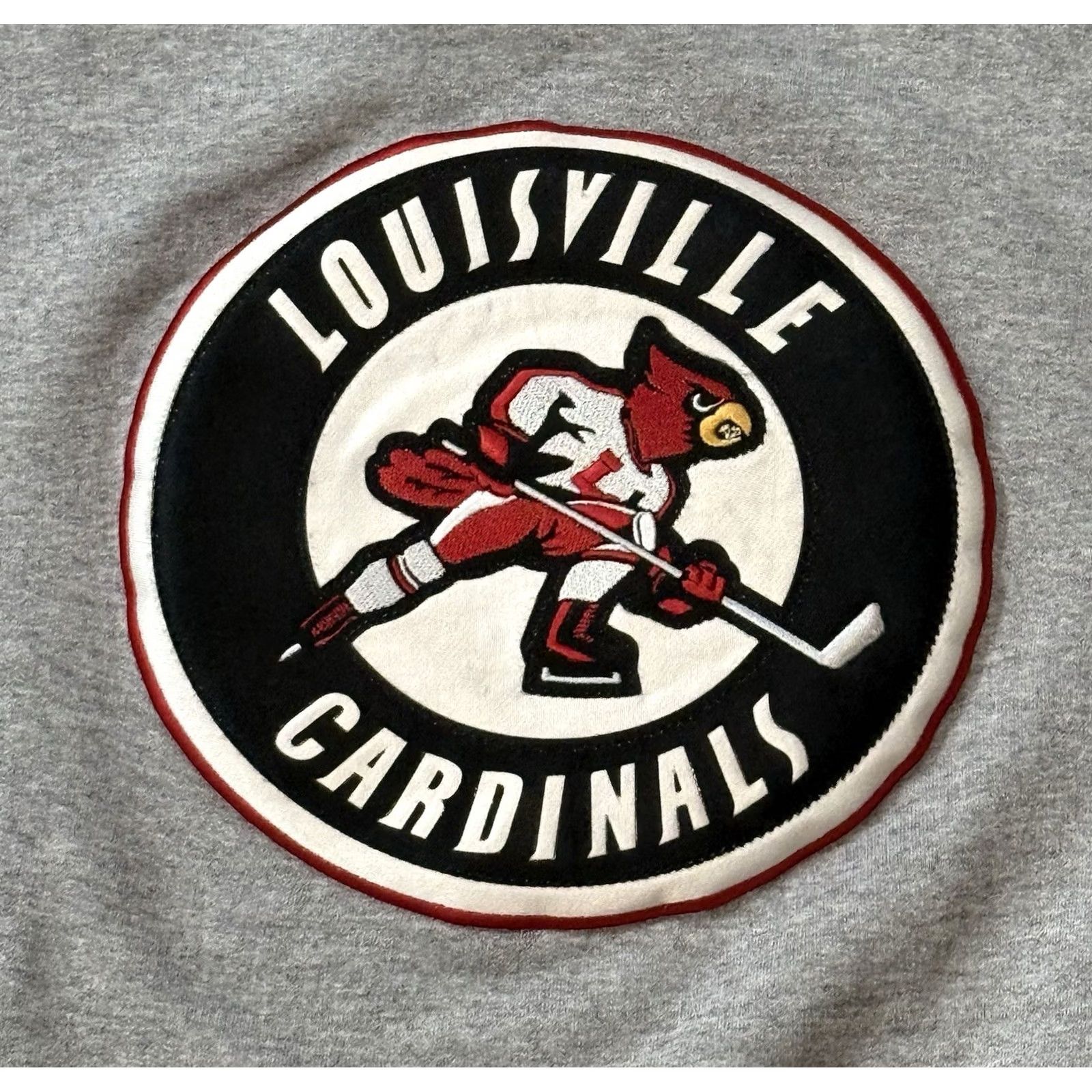 Gildan VINTAGE Louisville Cardinals Ice Hockey Crewneck Sweatshirt Medium NCAA Shirt Mens Gray Embroidered Logo Graphic Print College University 90s 00s Size US M / EU 48-50 / 2 - 3 Thumbnail