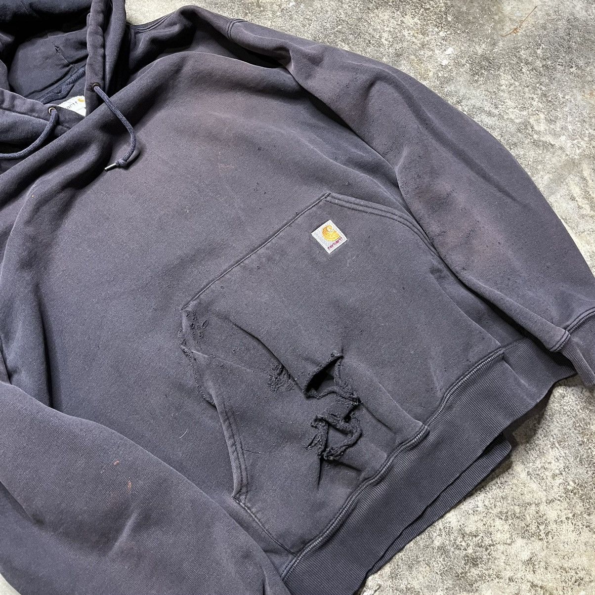 Vintage vintage thrashed carhartt faded black hoodie Size US L / EU 52-54 / 3 - 4 Thumbnail