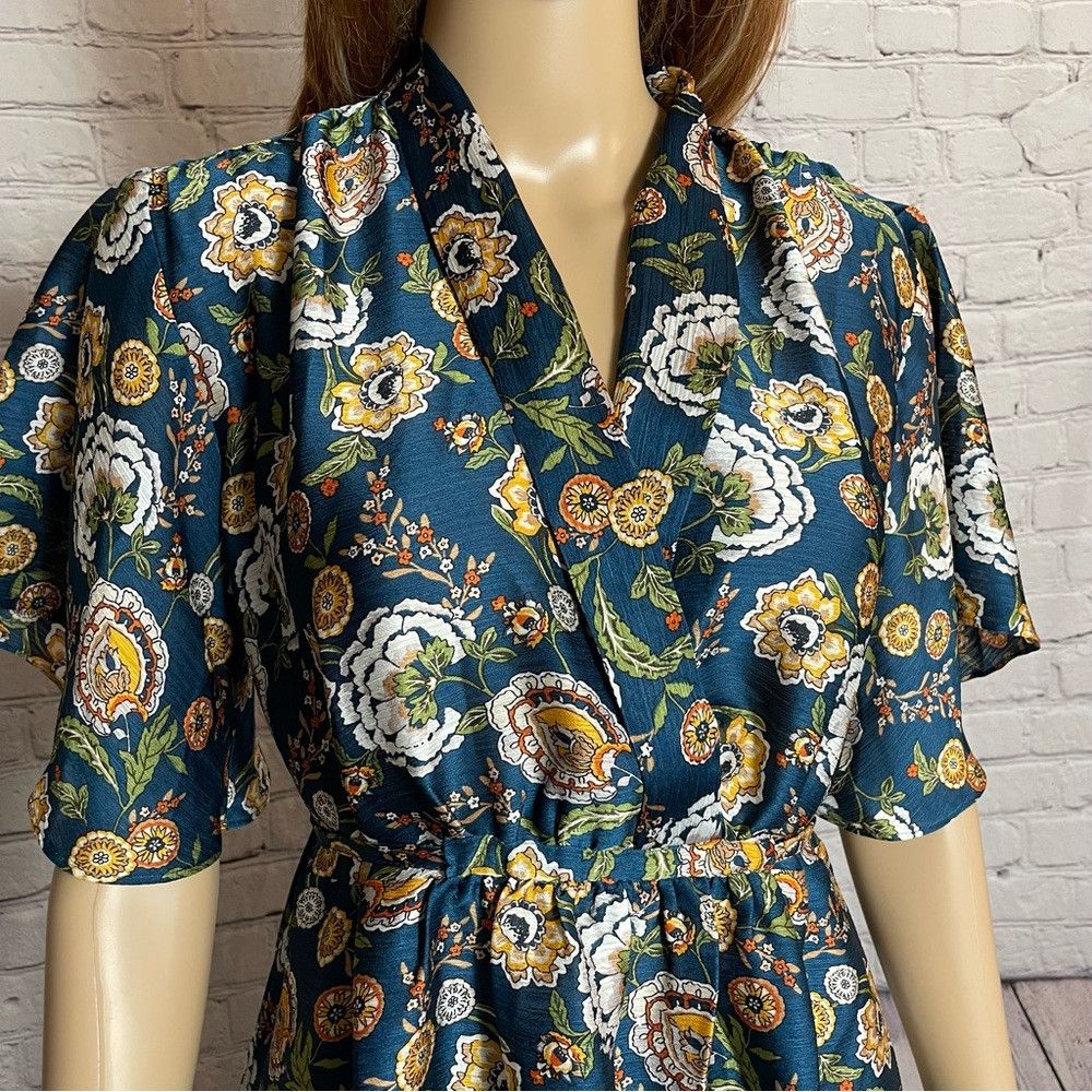 Ann Taylor New Ann Taylor Floral V-neck Short Sleeve Blouse Size XS Size XS / US 0-2 / IT 36-38 - 2 Thumbnail