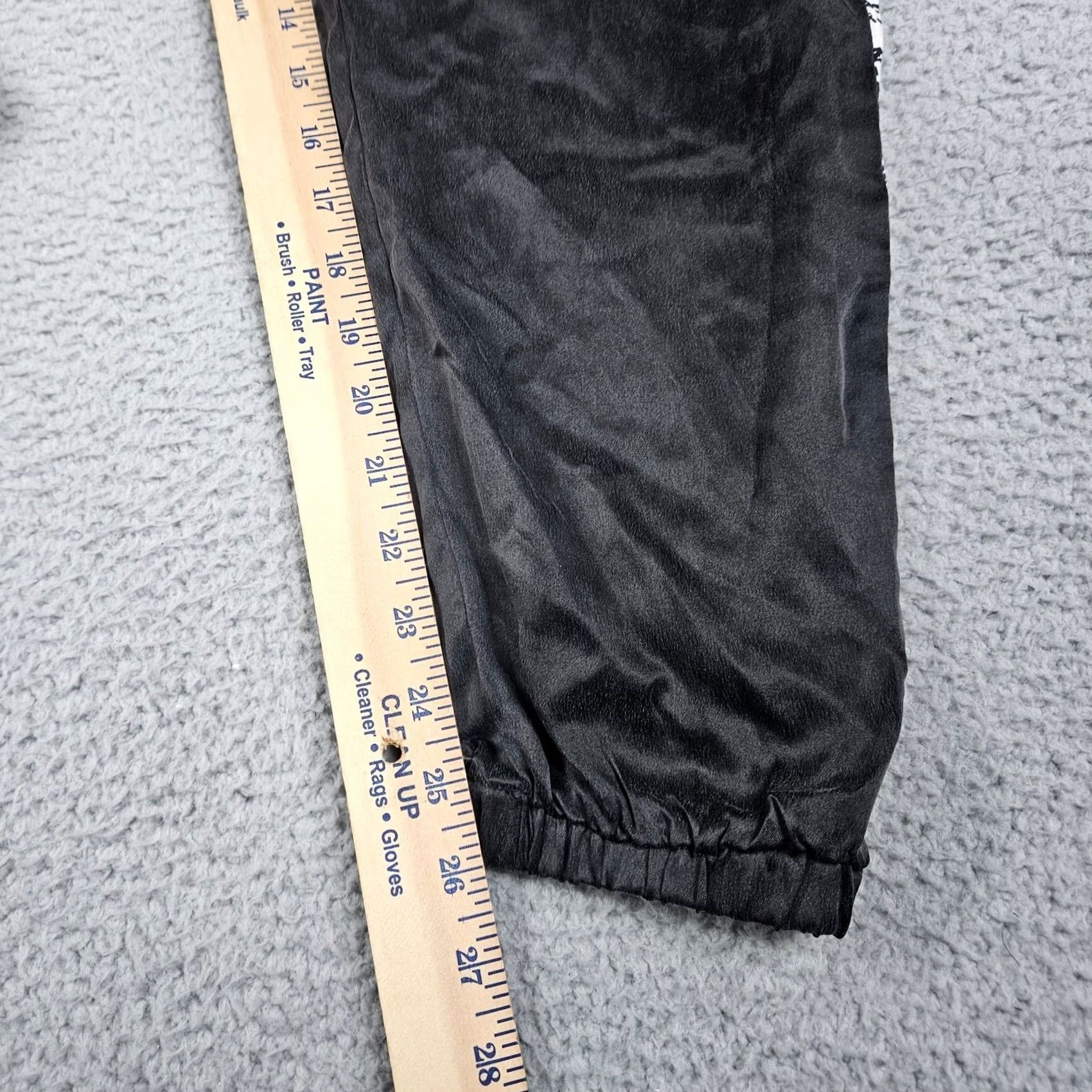 Vintage Shades Jogger Pants Women's Black Silk Size M Tight Tapered Casual Modern Style Regular Rise Mid 8.5-10.5 in Mens Womens Girls Boys Size 32" / US 10 / IT 46 - 4 Thumbnail