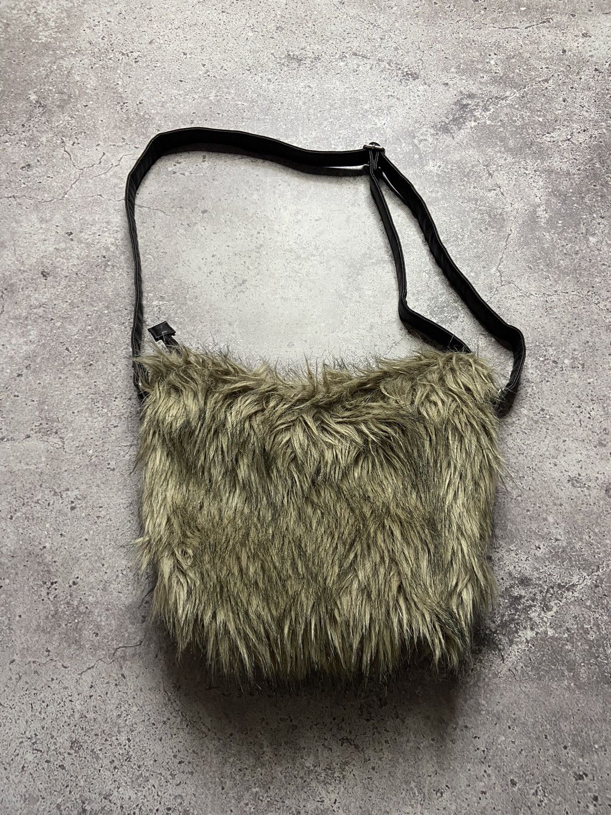 Japanese Brand Vintage Mohair Y2K Faux Fur Shoulder Bag Racer Worldwide Size ONE SIZE - 1 Thumbnail